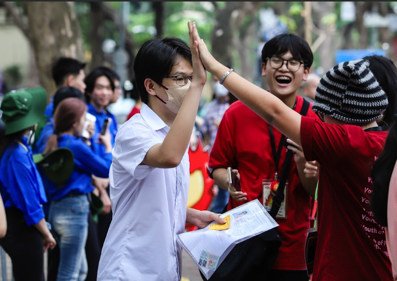 Thi lớp 10 H&agrave; Nội: Đề văn vừa sức, th&iacute; sinh kh&ocirc;ng kh&oacute; đạt điểm cao- Ảnh 1.