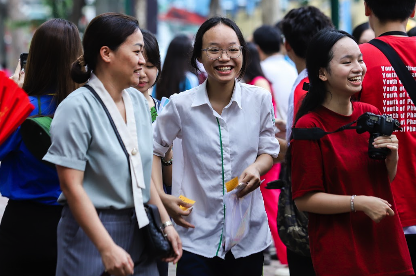 Thi lớp 10 H&agrave; Nội: Đề văn vừa sức, th&iacute; sinh kh&ocirc;ng kh&oacute; đạt điểm cao- Ảnh 2.