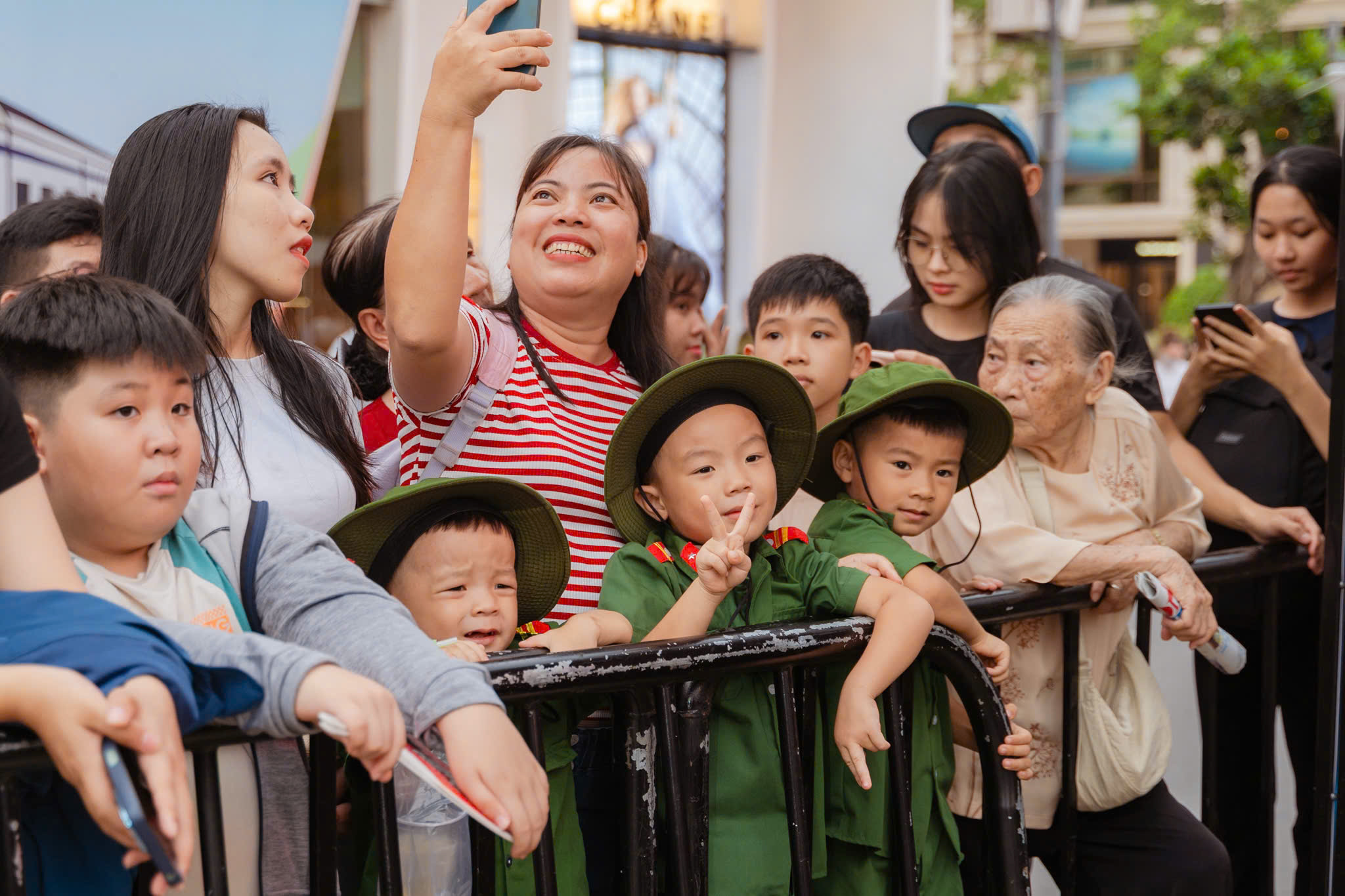 Những h&igrave;nh ảnh "cưng xỉu" tại chương tr&igrave;nh "Vinh quang C&ocirc;ng an nh&acirc;n d&acirc;n Việt Nam"  - Ảnh 3.