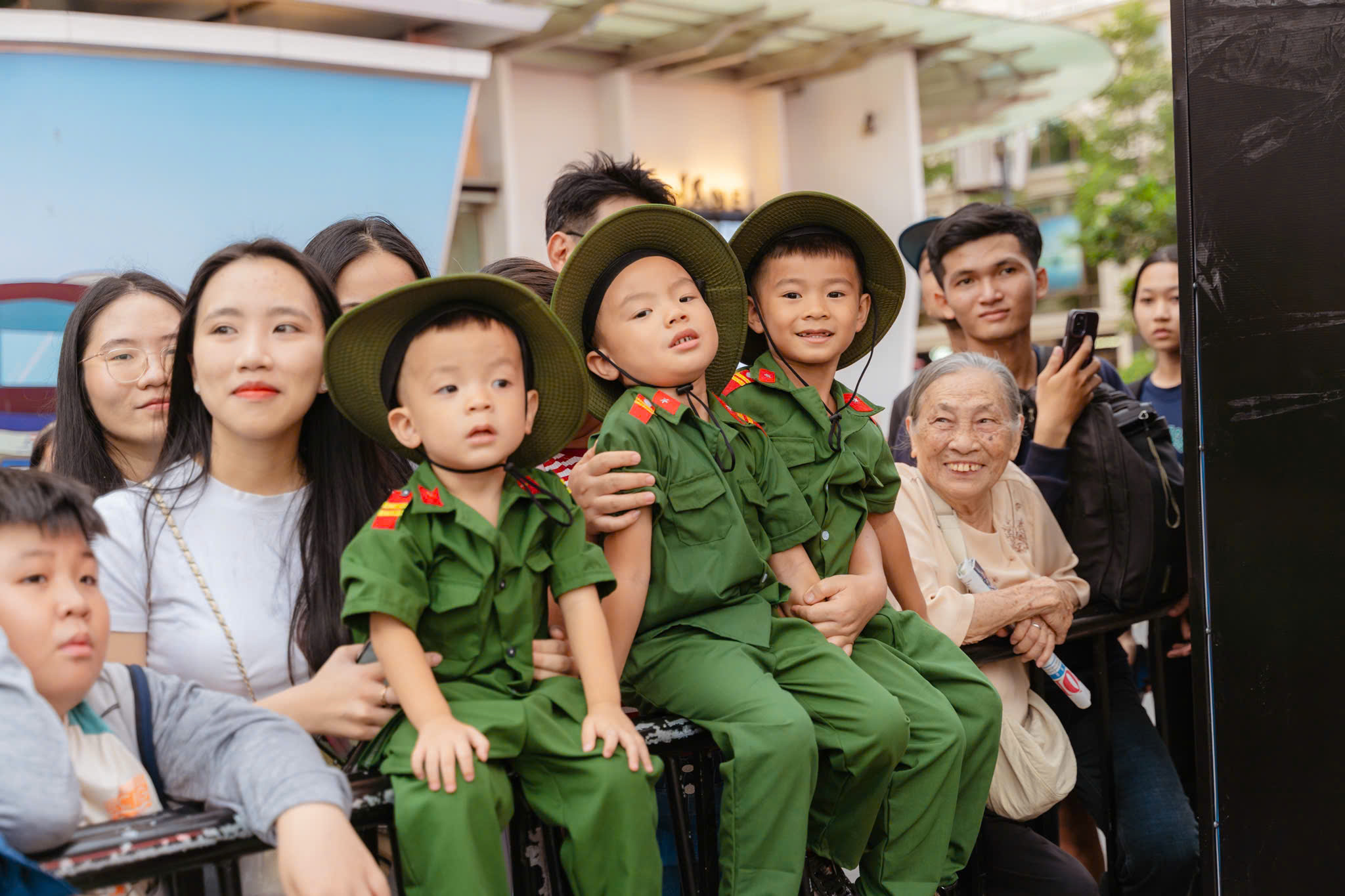 Những h&igrave;nh ảnh "cưng xỉu" tại chương tr&igrave;nh "Vinh quang C&ocirc;ng an nh&acirc;n d&acirc;n Việt Nam"  - Ảnh 4.