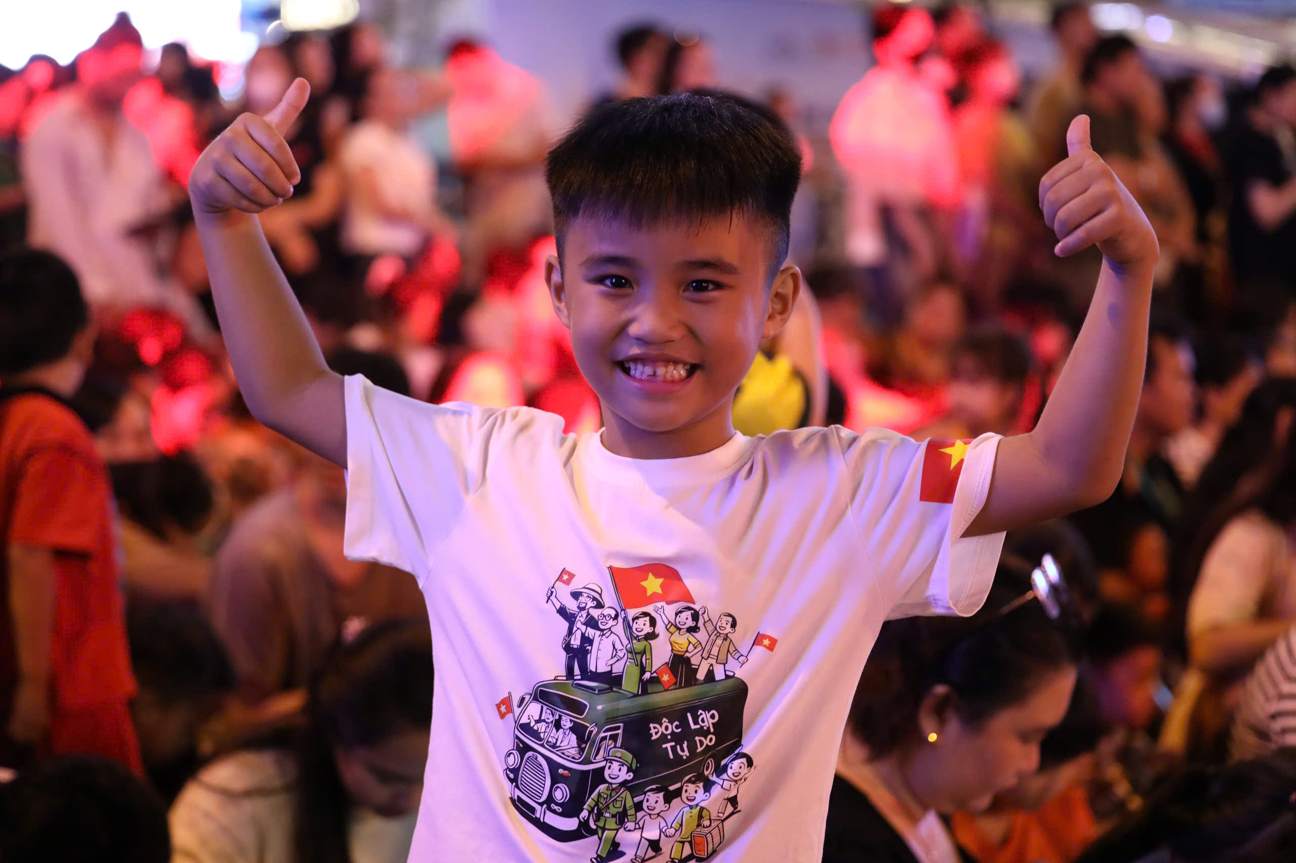 S&ocirc;i động đ&ecirc;m nhạc "Vinh quang C&ocirc;ng an nh&acirc;n d&acirc;n Việt Nam" tr&ecirc;n đại lộ L&ecirc; Lợi - Ảnh 9.