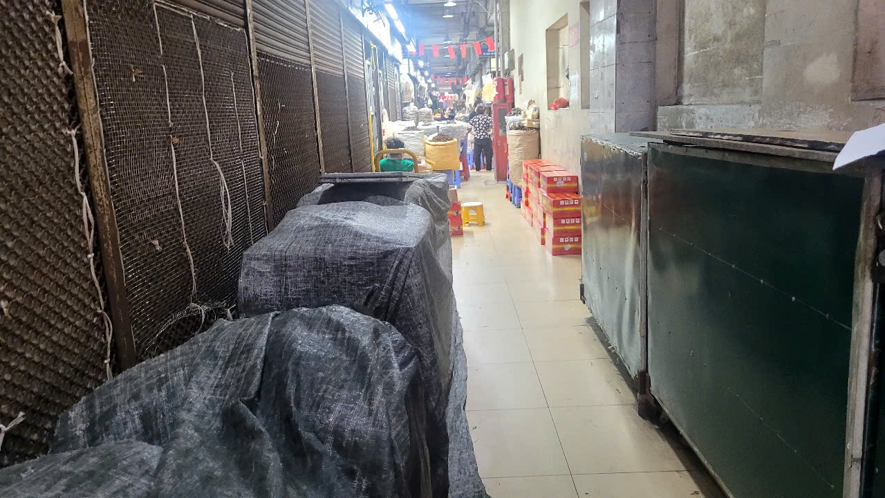 VIDEO: Cảnh tượng lạ ở các thủ phủ bán buôn lớn ở miền Bắc - Ảnh 2.