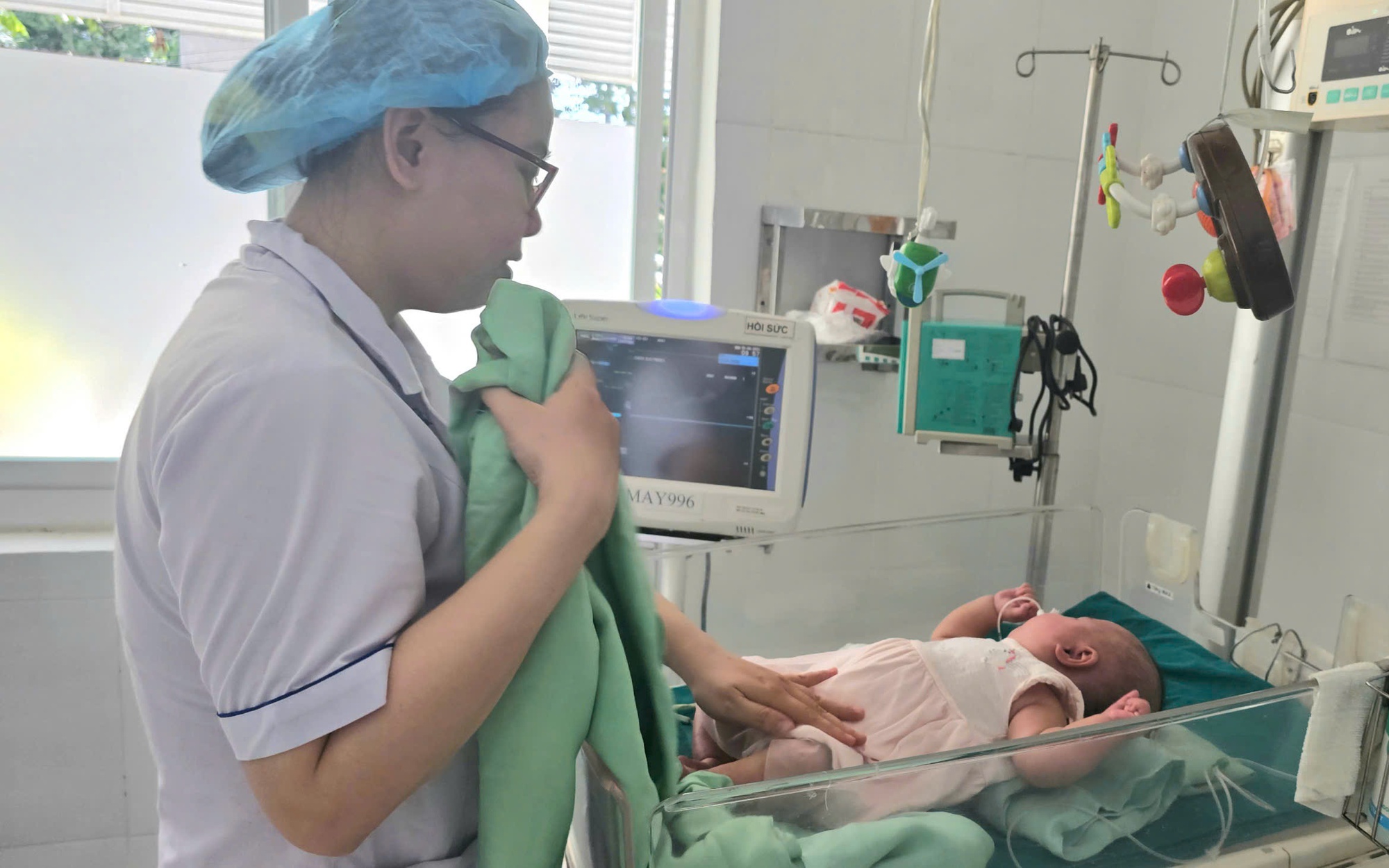 Ca mổ đặc biệt của bác sĩ Nguyễn Lân Hiếu và Bệnh viện Bình Dương: Em bé đón tin vui