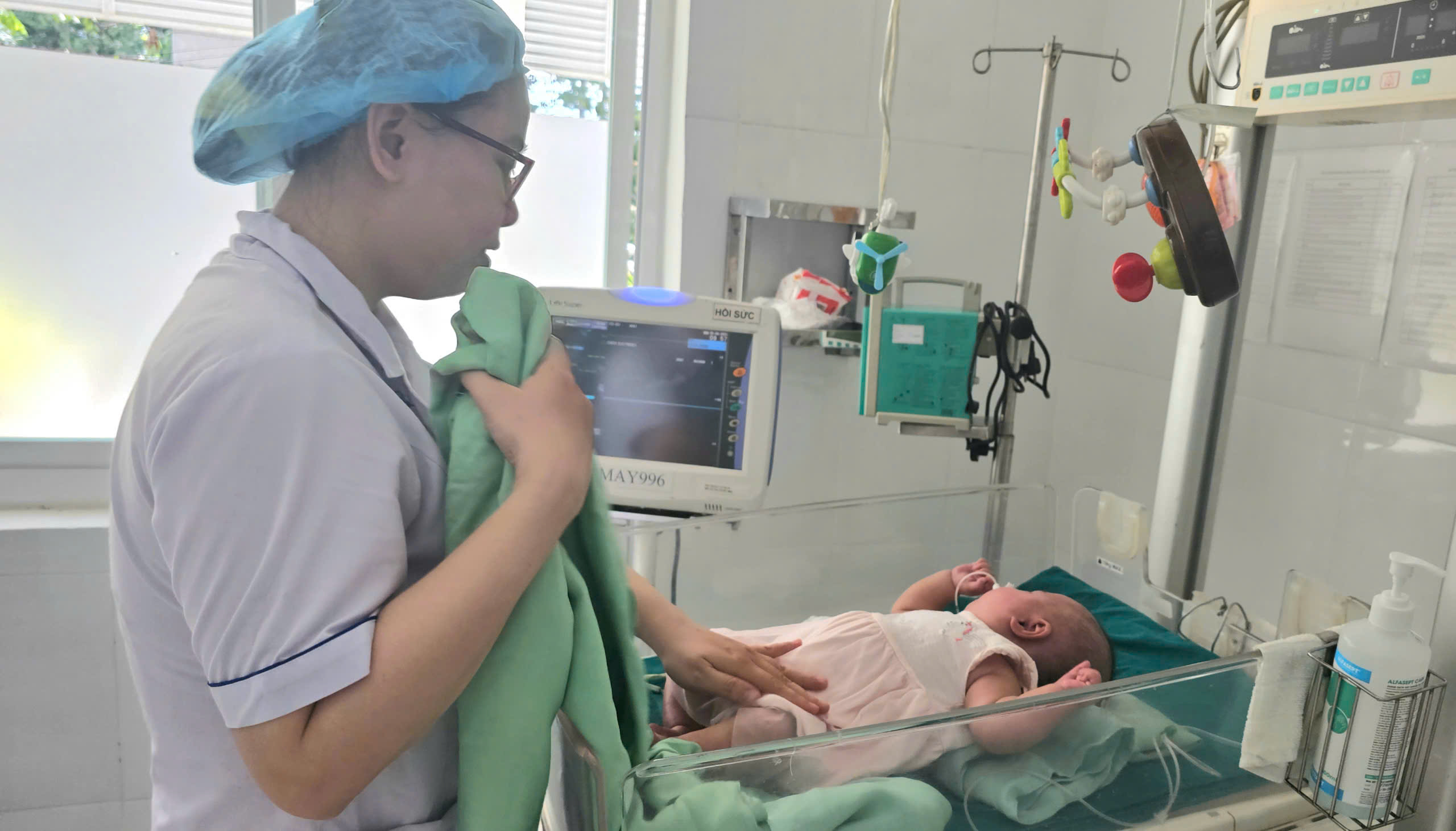 Em bé trong bài viết "Ca mổ đặc biệt của bác sĩ Nguyễn Lân Hiếu và bệnh viện Bình Dương" đón tin vui - Ảnh 1.