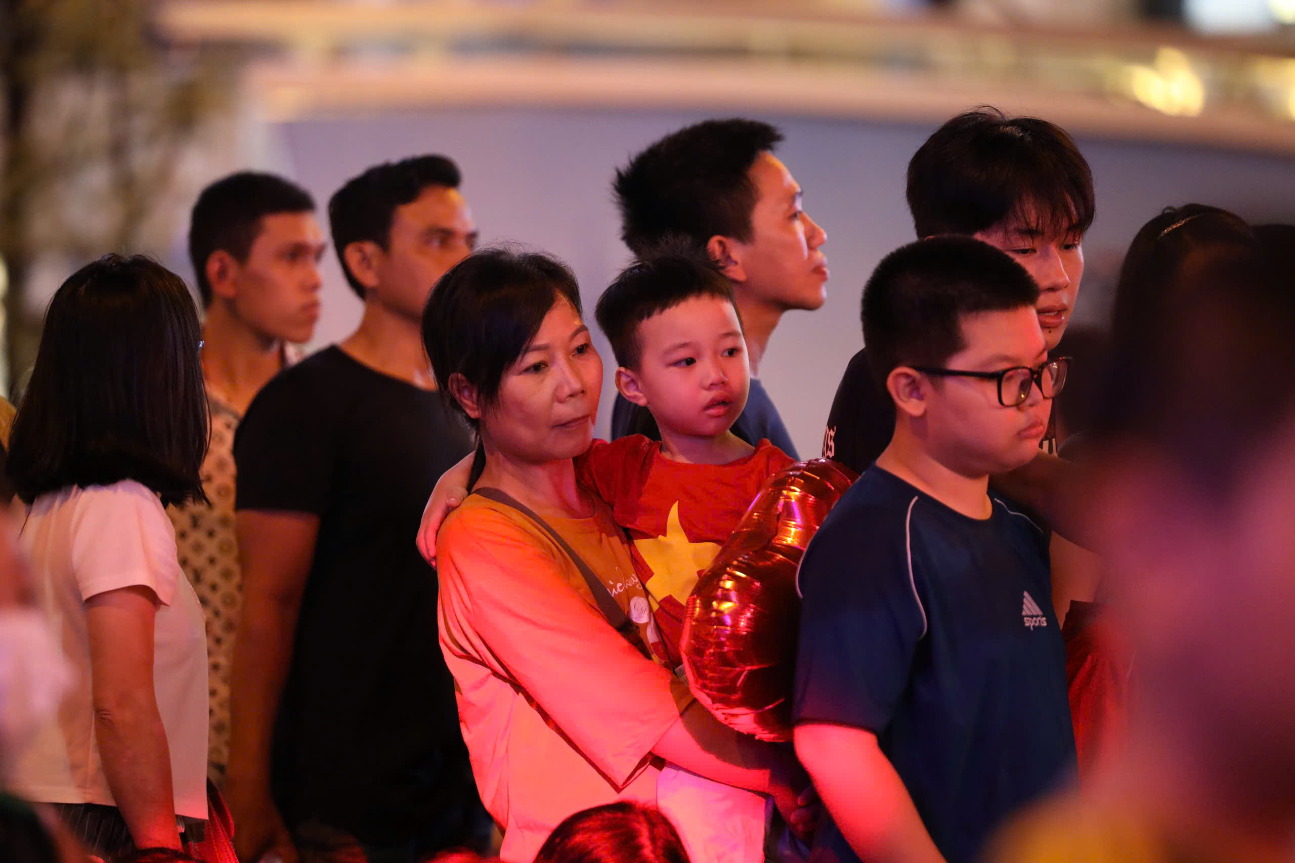 S&ocirc;i động đ&ecirc;m nhạc "Vinh quang C&ocirc;ng an nh&acirc;n d&acirc;n Việt Nam" tr&ecirc;n đại lộ L&ecirc; Lợi - Ảnh 14.
