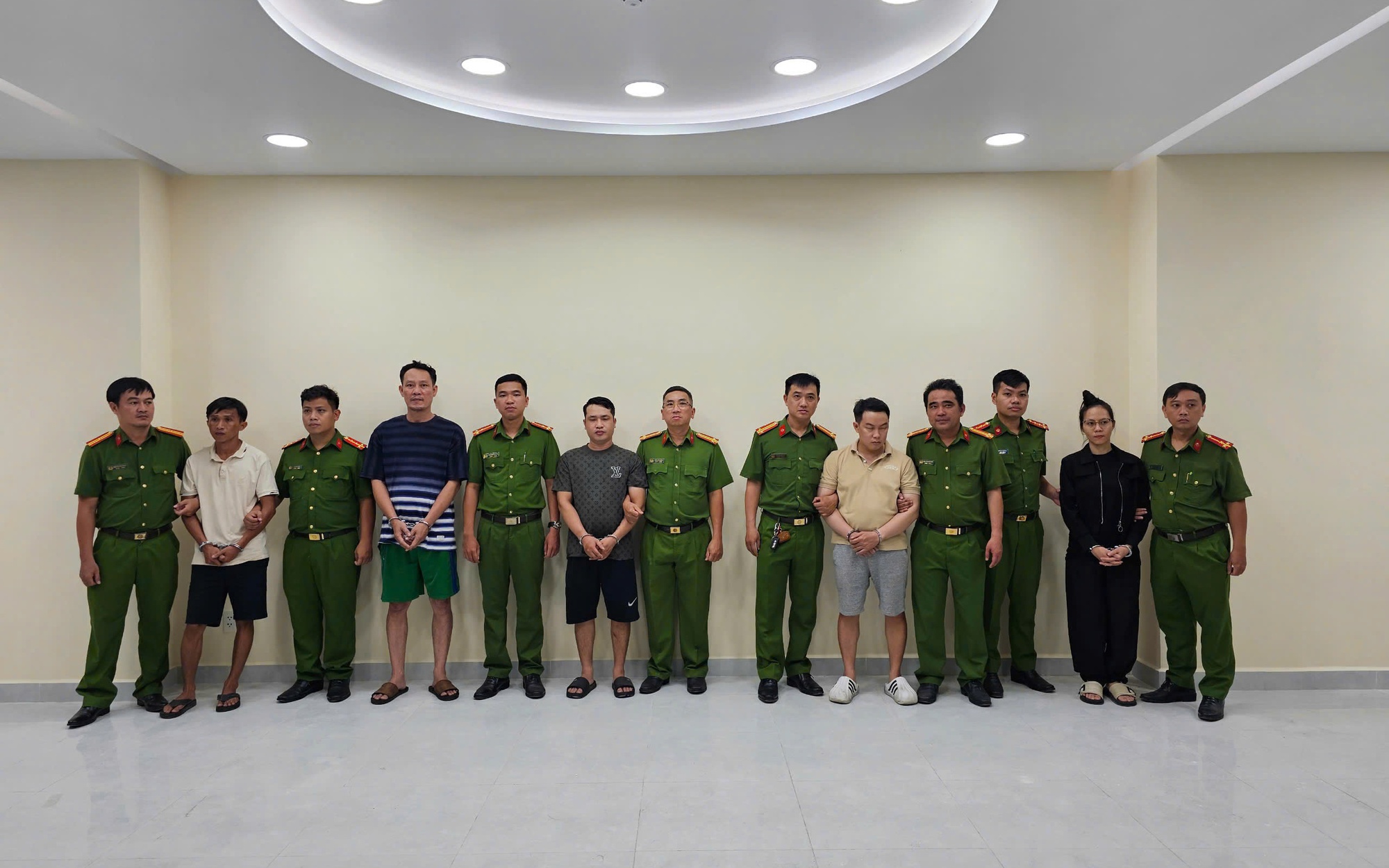 Công an TP HCM đồng loạt khám xét 2 địa điểm, bắt 5 người