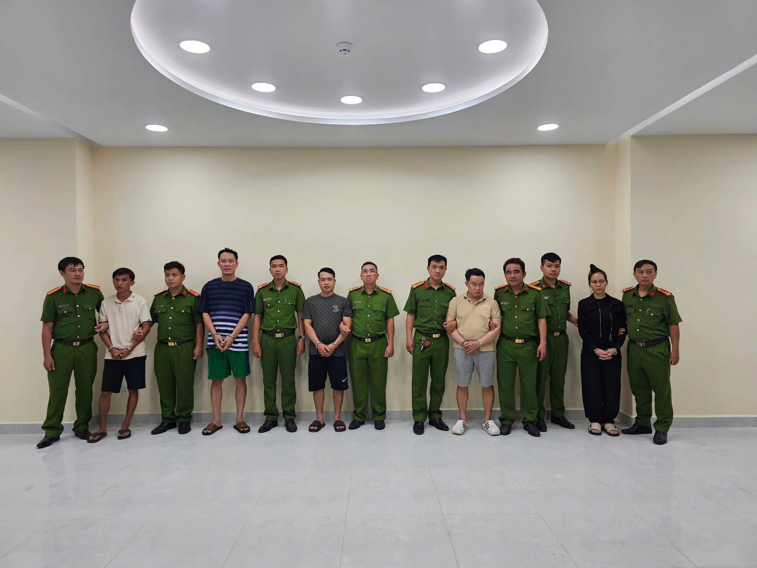 Công an TP HCM đồng loạt khám xét 2 địa điểm, bắt 5 người - Ảnh 1.