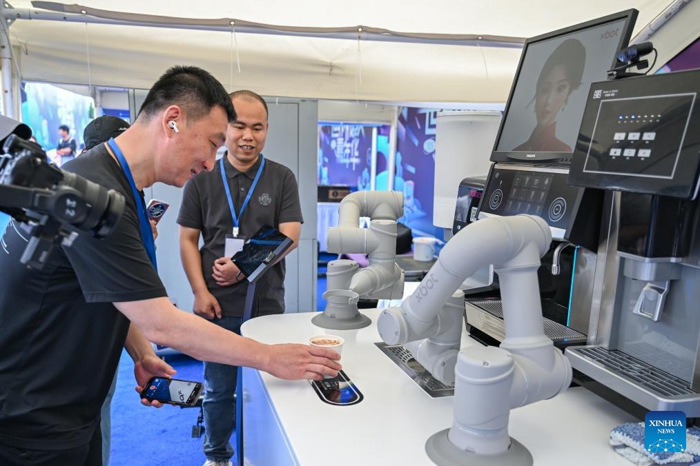 Tận mắt xem robot pha c&agrave; ph&ecirc;, chơi đ&agrave;n v&agrave;... l&agrave;m đẹp! - Ảnh 1.