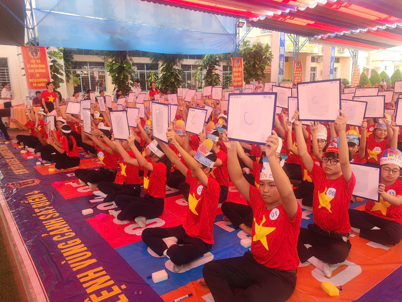 Bộ Tư lệnh V&ugrave;ng Cảnh s&aacute;t biển 4 đồng h&agrave;nh với ngư d&acirc;n Ki&ecirc;n Lương - Ảnh 8.