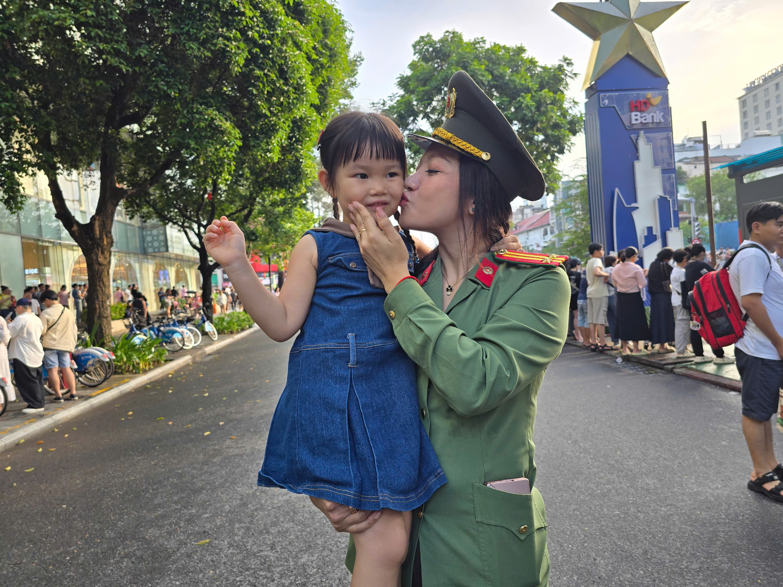 Những h&igrave;nh ảnh "cưng xỉu" tại chương tr&igrave;nh "Vinh quang C&ocirc;ng an nh&acirc;n d&acirc;n Việt Nam"  - Ảnh 6.