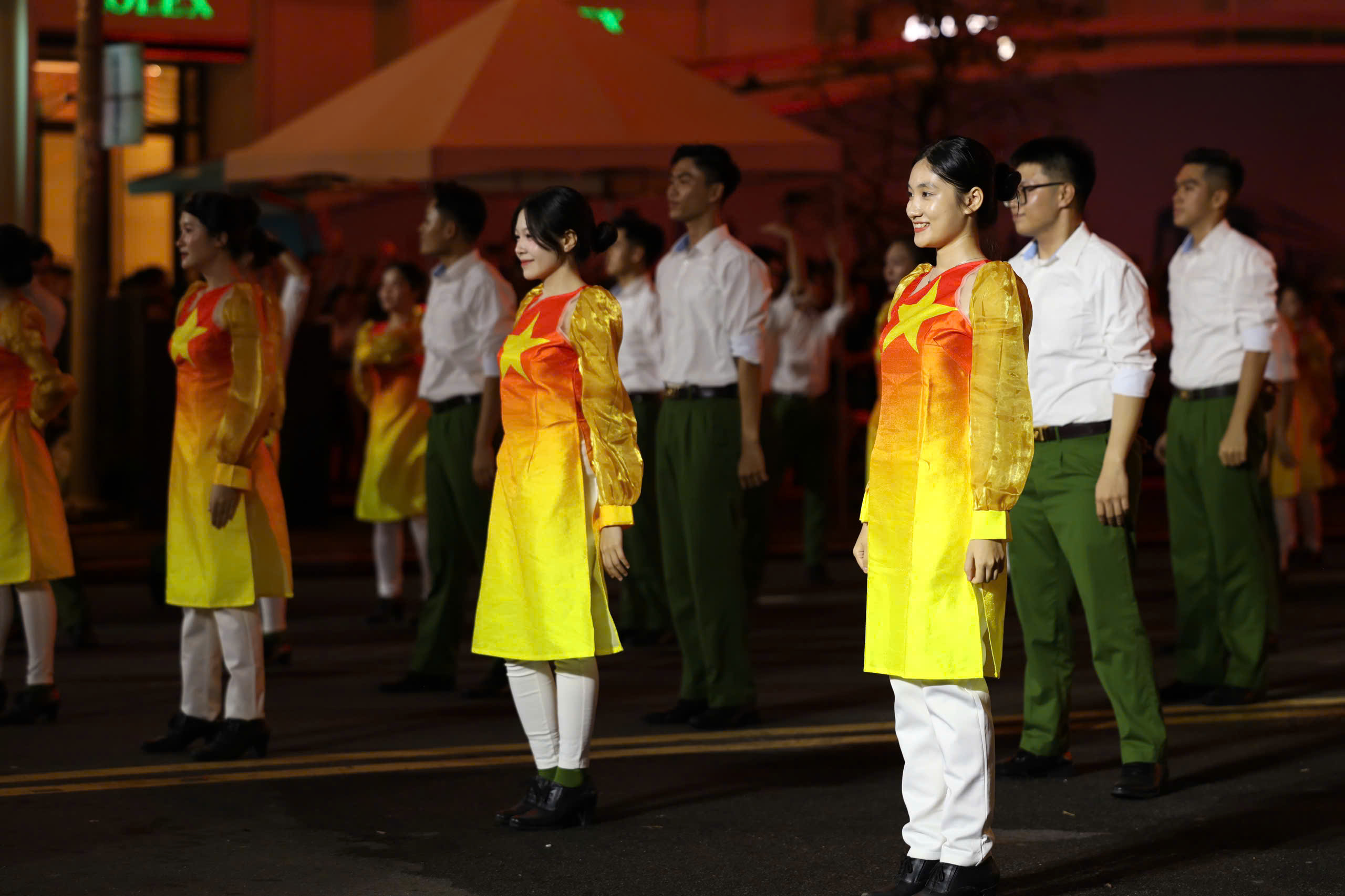 S&ocirc;i động đ&ecirc;m nhạc "Vinh quang C&ocirc;ng an nh&acirc;n d&acirc;n Việt Nam" tr&ecirc;n đại lộ L&ecirc; Lợi - Ảnh 7.