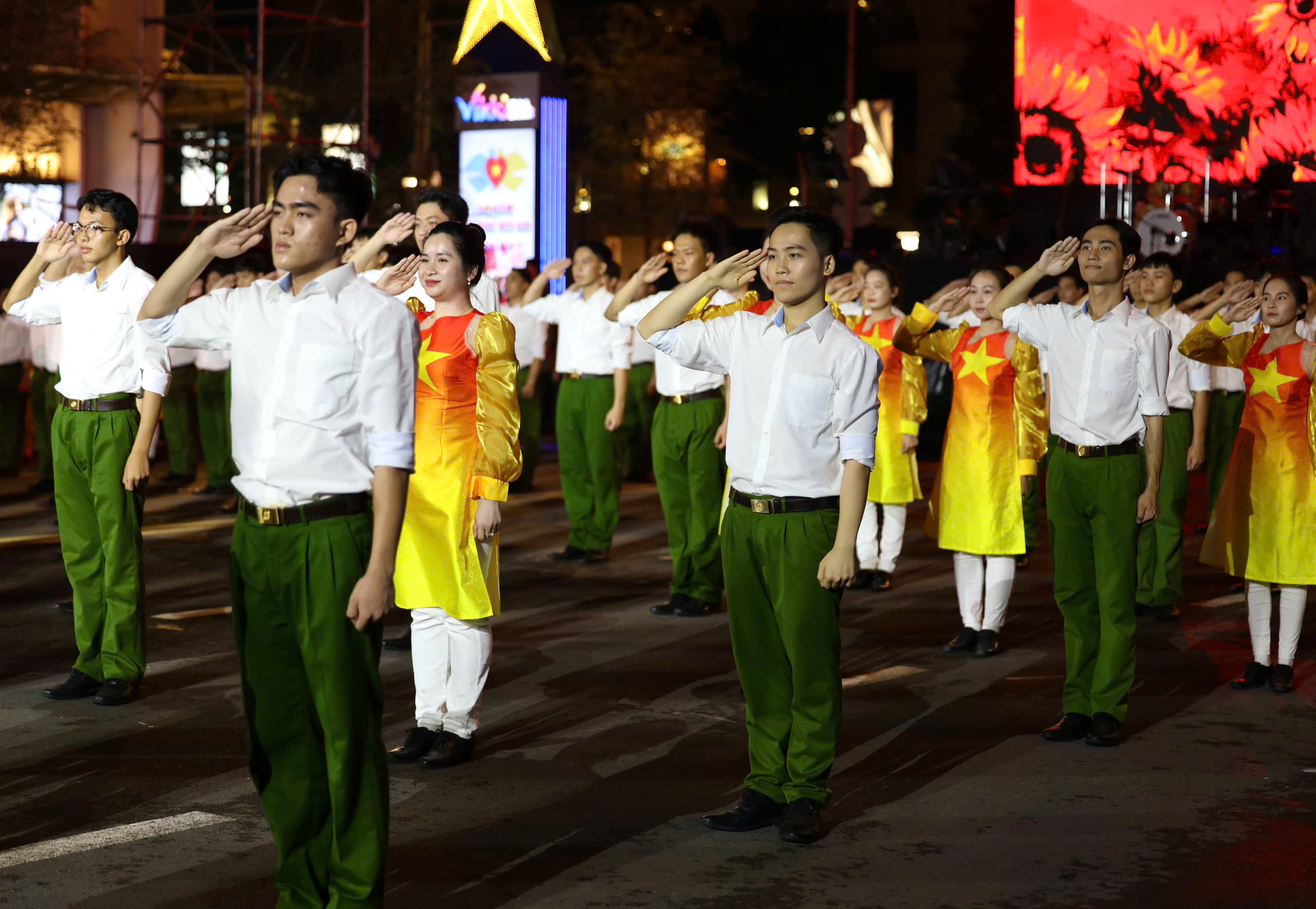 S&ocirc;i động đ&ecirc;m nhạc "Vinh quang C&ocirc;ng an nh&acirc;n d&acirc;n Việt Nam" tr&ecirc;n đại lộ L&ecirc; Lợi - Ảnh 3.
