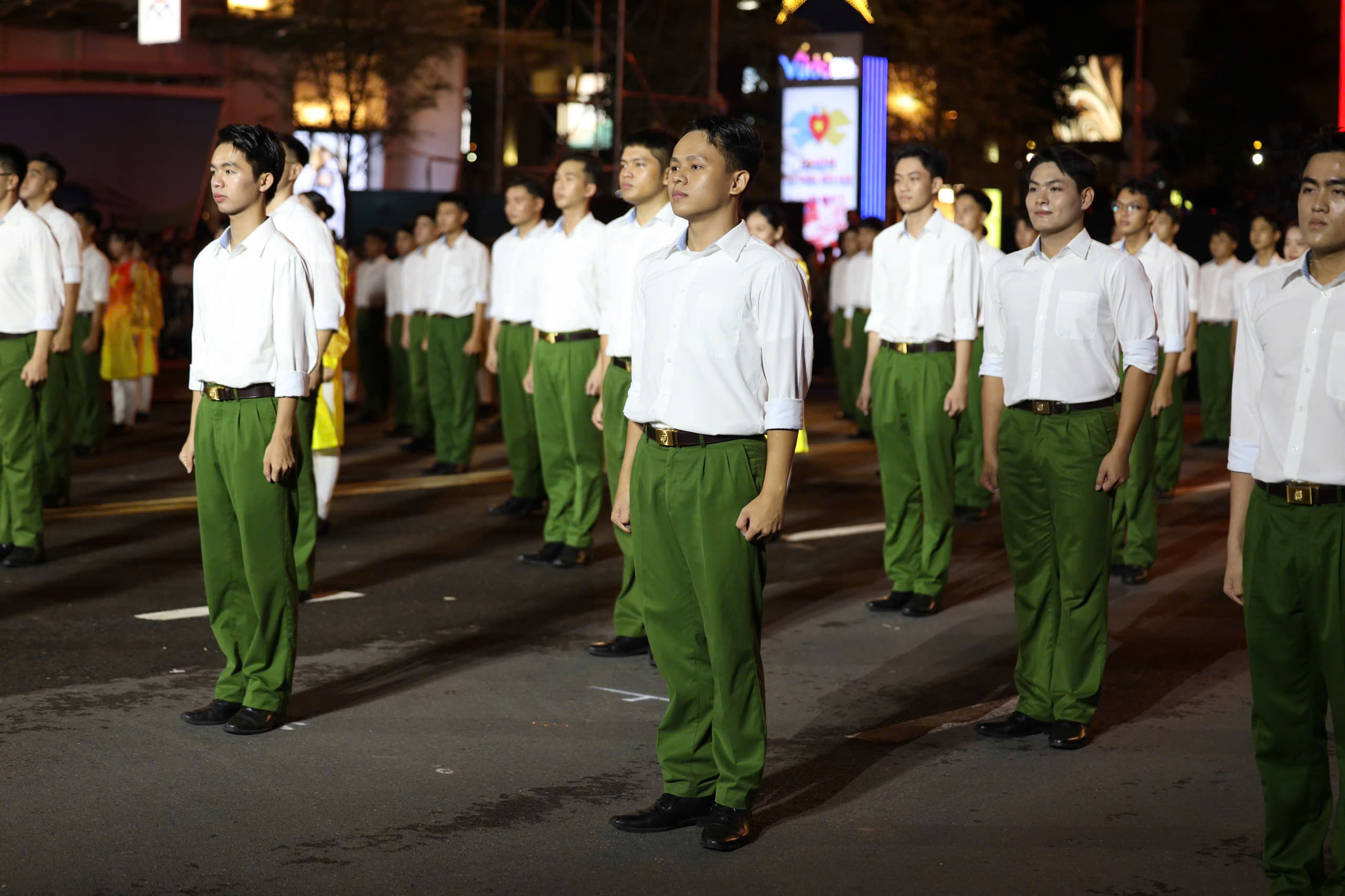 S&ocirc;i động đ&ecirc;m nhạc "Vinh quang C&ocirc;ng an nh&acirc;n d&acirc;n Việt Nam" tr&ecirc;n đại lộ L&ecirc; Lợi - Ảnh 6.