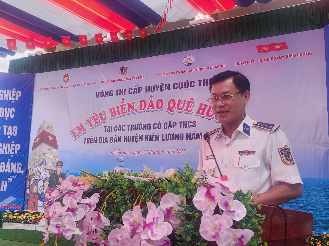 Bộ Tư lệnh V&ugrave;ng Cảnh s&aacute;t biển 4 đồng h&agrave;nh với ngư d&acirc;n Ki&ecirc;n Lương - Ảnh 1.