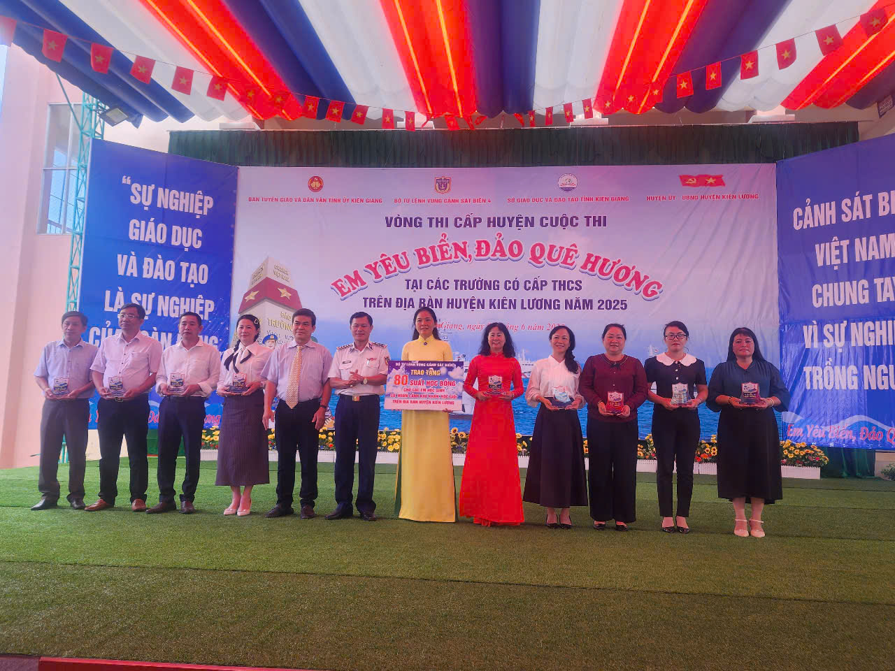 Bộ Tư lệnh V&ugrave;ng Cảnh s&aacute;t biển 4 đồng h&agrave;nh với ngư d&acirc;n Ki&ecirc;n Lương - Ảnh 11.