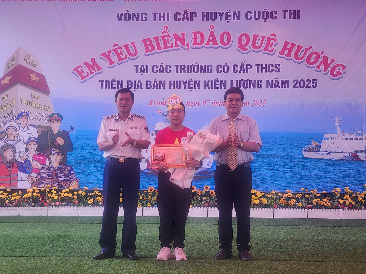 Bộ Tư lệnh V&ugrave;ng Cảnh s&aacute;t biển 4 đồng h&agrave;nh với ngư d&acirc;n Ki&ecirc;n Lương - Ảnh 10.