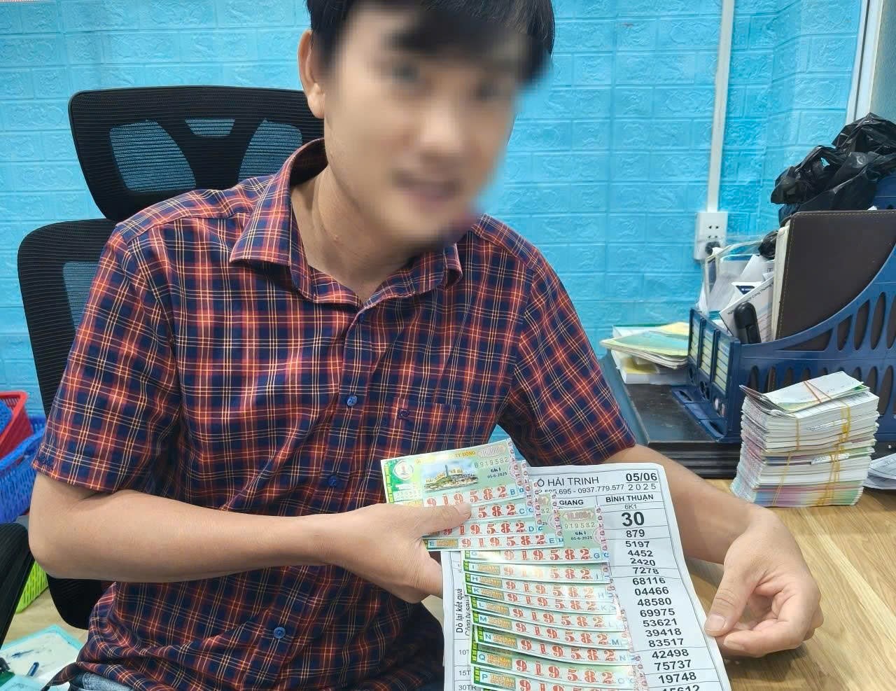 Mua v&eacute; số tr&ecirc;n đường chạy xe m&aacute;y từ TP HCM về Đắk Lắk, 1 thanh ni&ecirc;n tr&uacute;ng 28 tỉ đồng - Ảnh 3.