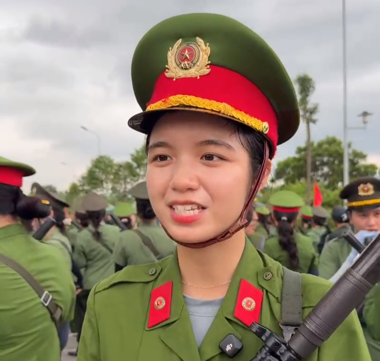 Cận cảnh những &ldquo;b&ocirc;ng hoa th&eacute;p&rdquo; luyện tập diễu binh, diễu h&agrave;nh tr&ecirc;n thao trường- Ảnh 4.