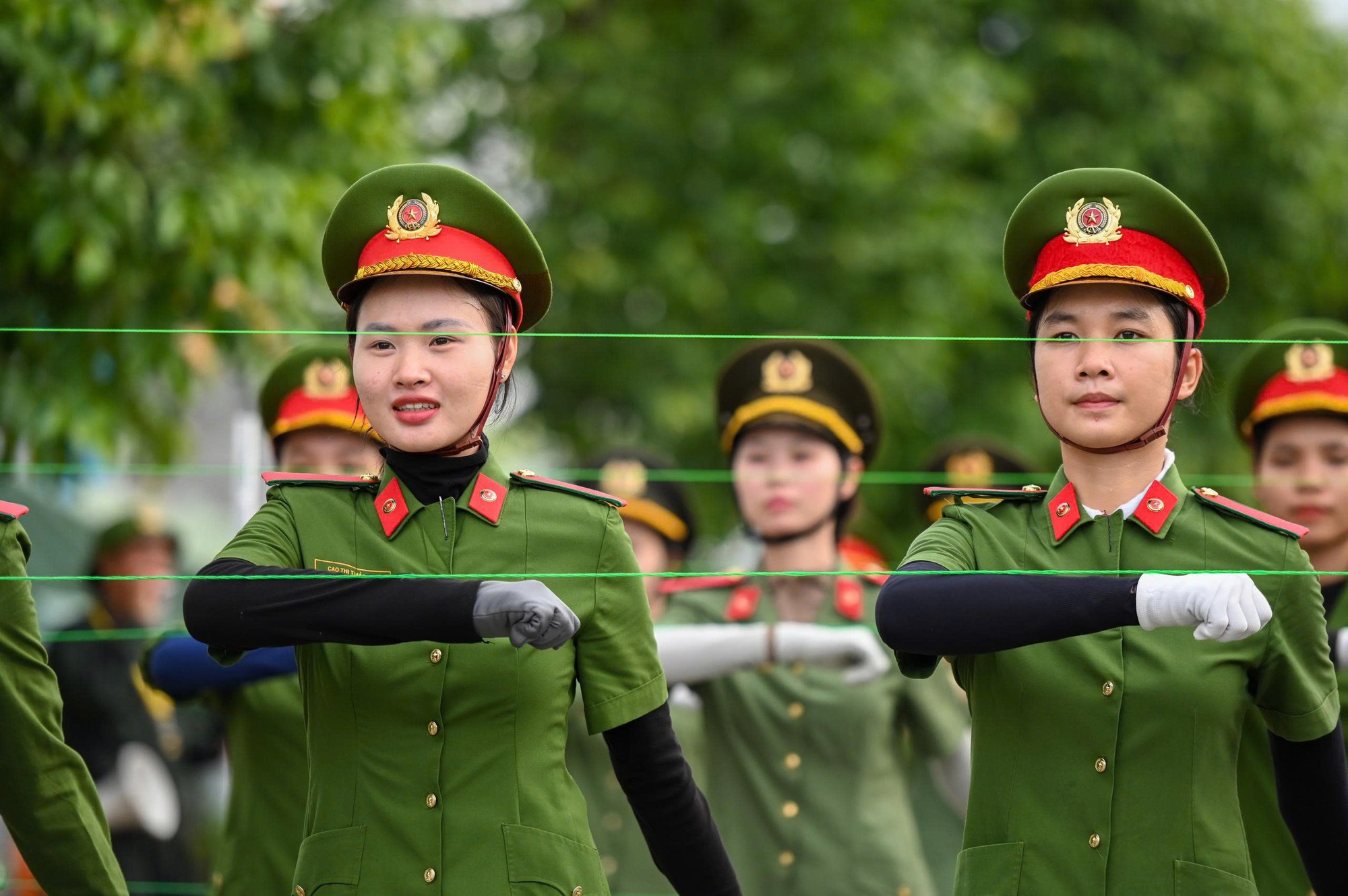 Cận cảnh những &ldquo;b&ocirc;ng hoa th&eacute;p&rdquo; luyện tập diễu binh, diễu h&agrave;nh tr&ecirc;n thao trường- Ảnh 2.