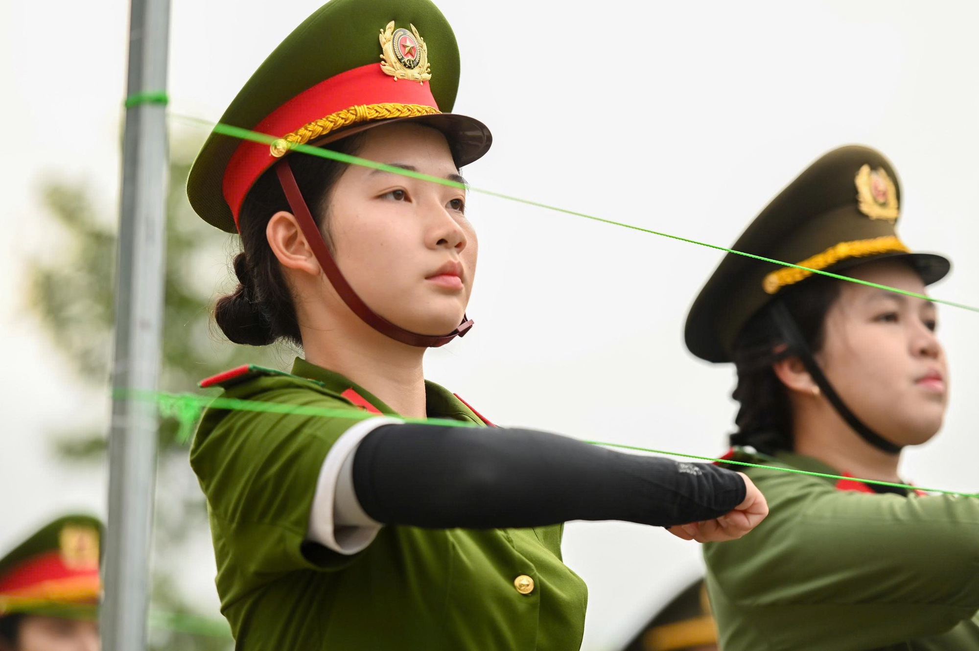 Cận cảnh những &ldquo;b&ocirc;ng hoa th&eacute;p&rdquo; luyện tập diễu binh, diễu h&agrave;nh tr&ecirc;n thao trường- Ảnh 8.