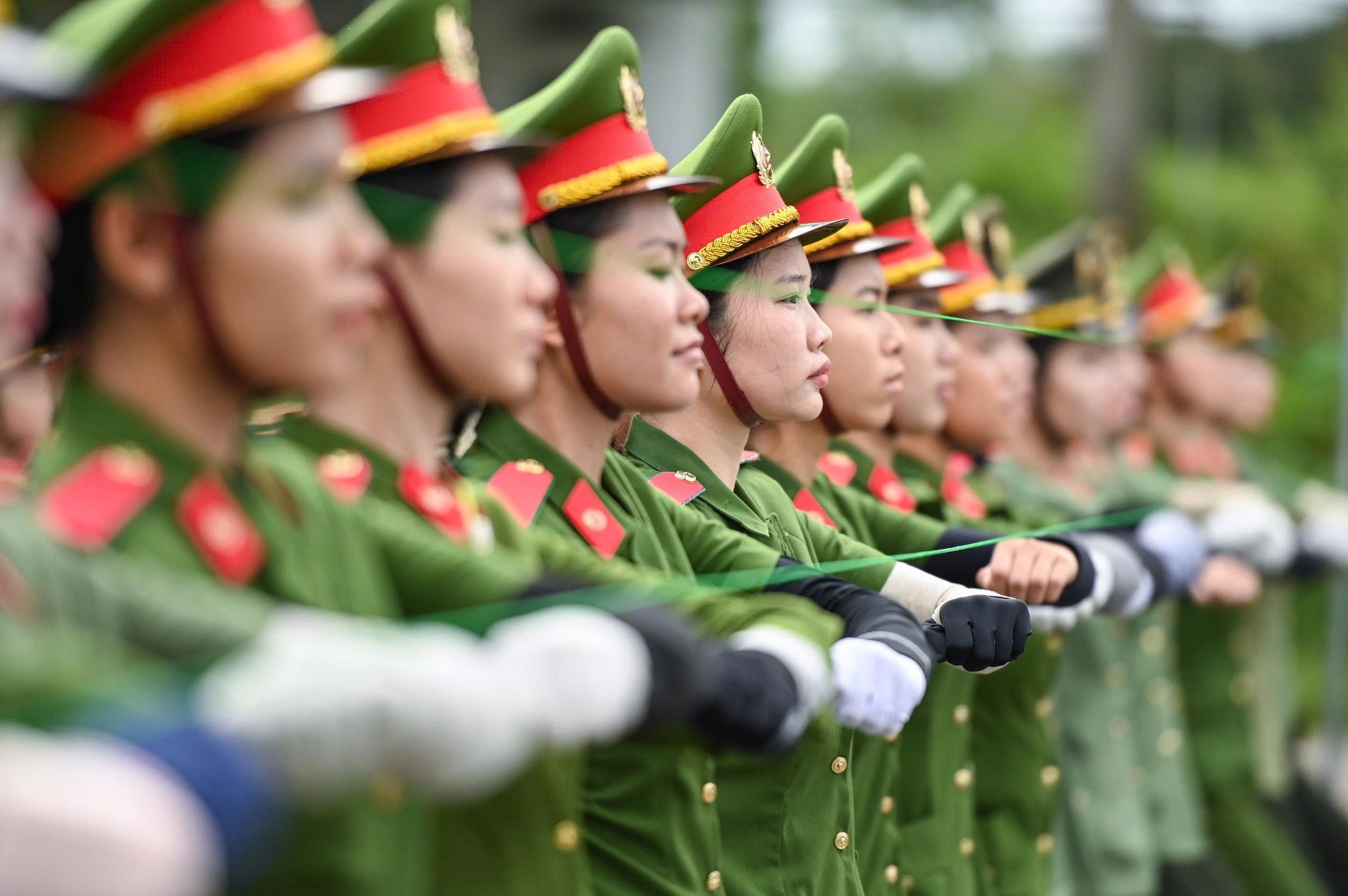 Cận cảnh những &ldquo;b&ocirc;ng hoa th&eacute;p&rdquo; luyện tập diễu binh, diễu h&agrave;nh tr&ecirc;n thao trường- Ảnh 5.
