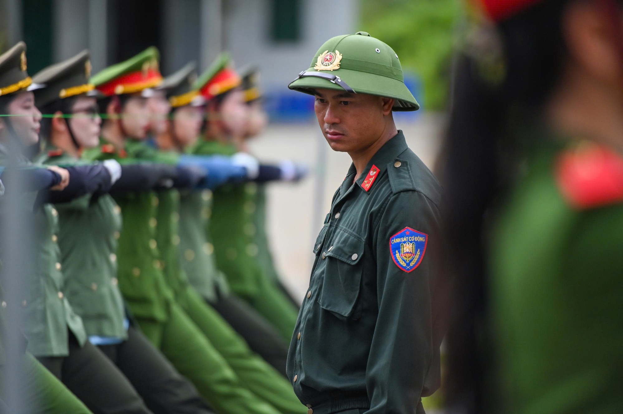 Cận cảnh những &ldquo;b&ocirc;ng hoa th&eacute;p&rdquo; luyện tập diễu binh, diễu h&agrave;nh tr&ecirc;n thao trường- Ảnh 9.