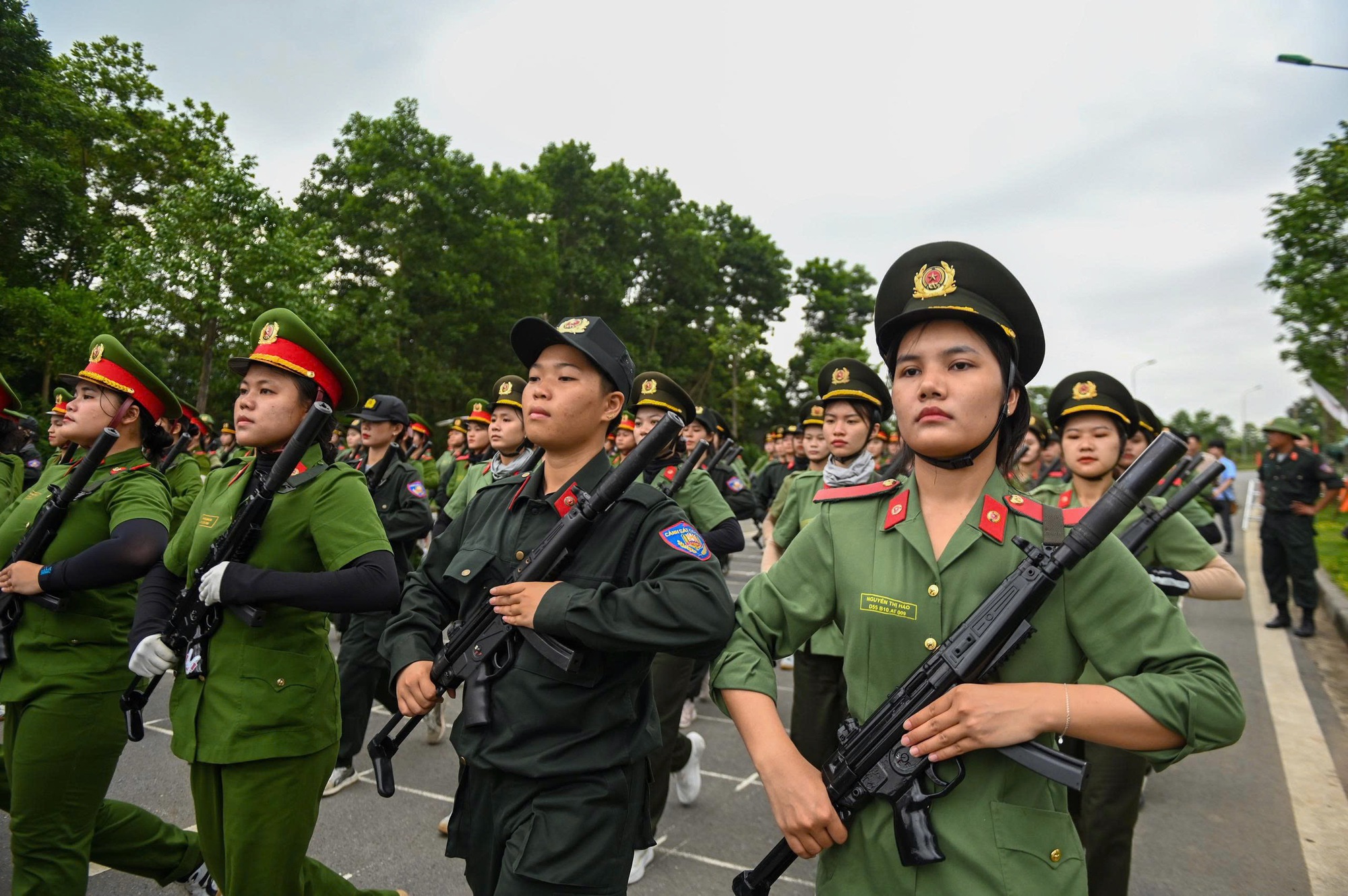 Cận cảnh những &ldquo;b&ocirc;ng hoa th&eacute;p&rdquo; luyện tập diễu binh, diễu h&agrave;nh tr&ecirc;n thao trường- Ảnh 6.