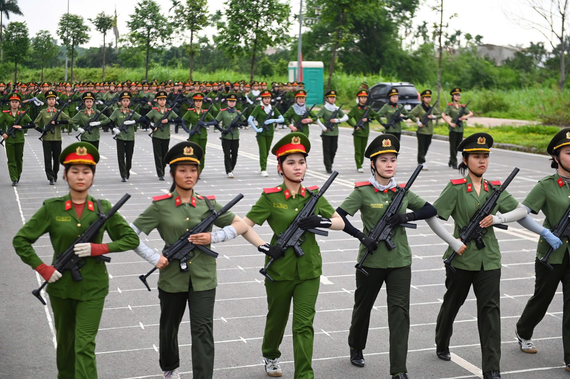 Cận cảnh những &ldquo;b&ocirc;ng hoa th&eacute;p&rdquo; luyện tập diễu binh, diễu h&agrave;nh tr&ecirc;n thao trường- Ảnh 3.