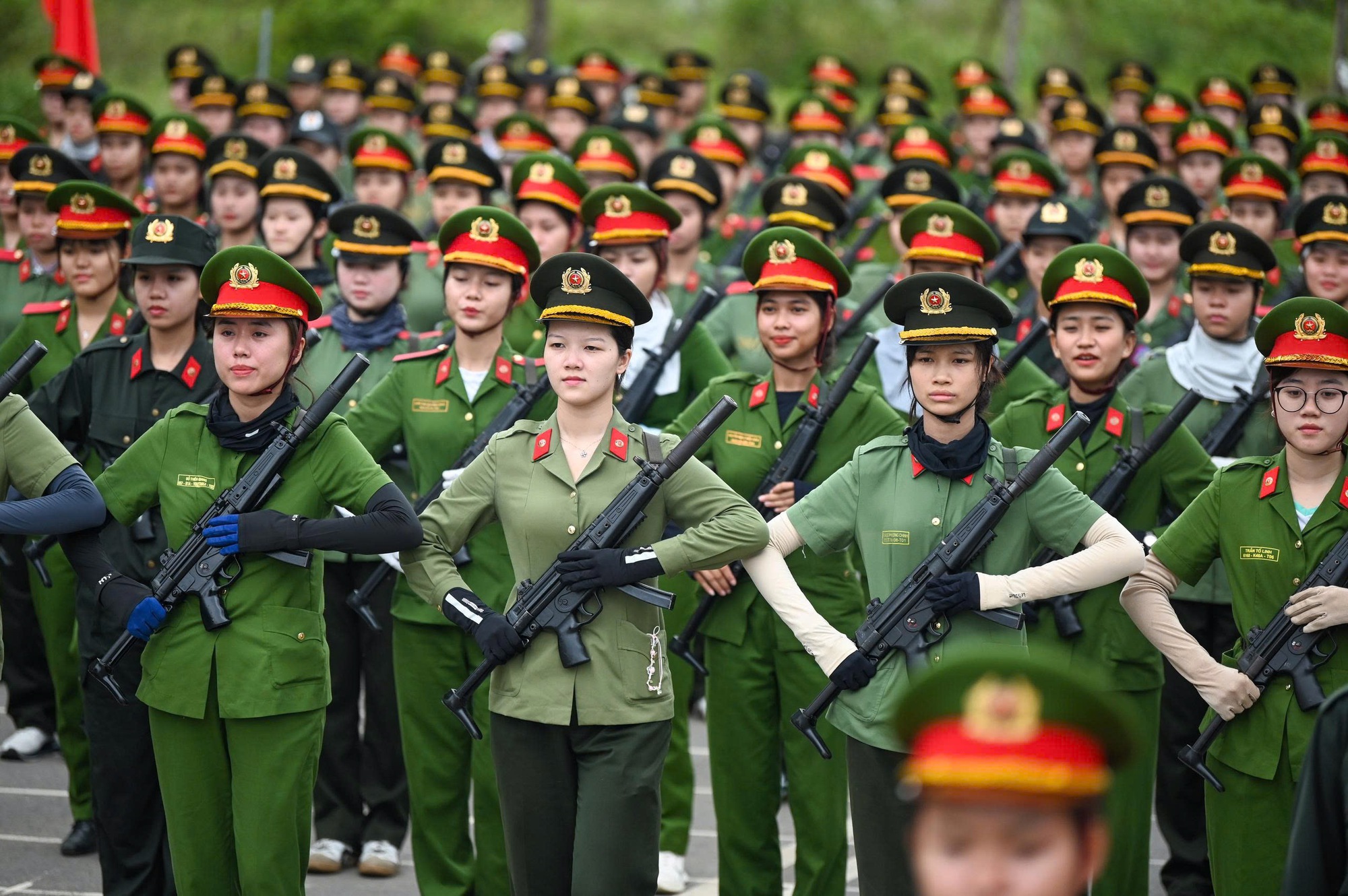 Cận cảnh những &ldquo;b&ocirc;ng hoa th&eacute;p&rdquo; luyện tập diễu binh, diễu h&agrave;nh tr&ecirc;n thao trường- Ảnh 1.