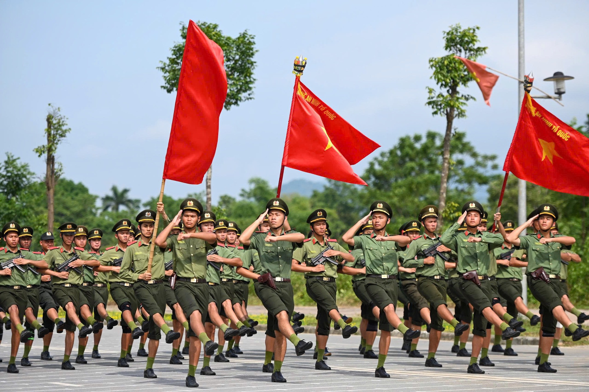 Cận cảnh những &ldquo;b&ocirc;ng hoa th&eacute;p&rdquo; luyện tập diễu binh, diễu h&agrave;nh tr&ecirc;n thao trường- Ảnh 10.