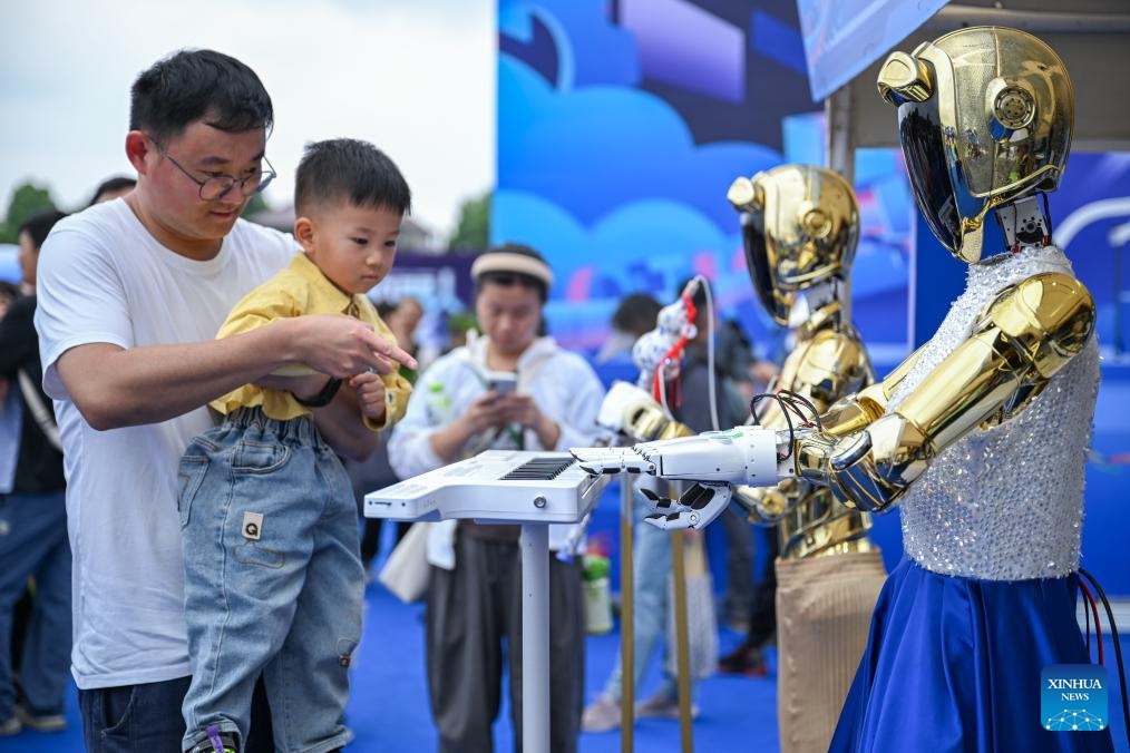 Tận mắt xem robot pha c&agrave; ph&ecirc;, chơi đ&agrave;n v&agrave;... l&agrave;m đẹp! - Ảnh 3.