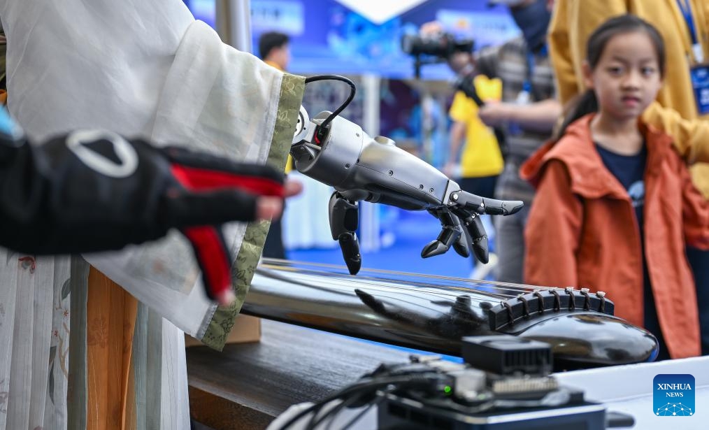 Tận mắt xem robot pha c&agrave; ph&ecirc;, chơi đ&agrave;n v&agrave;... l&agrave;m đẹp! - Ảnh 4.