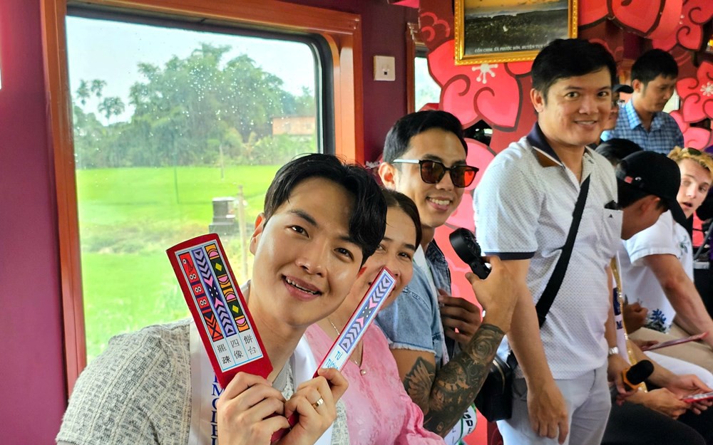 Thí sinh Hoa hậu và Nam vương thể hình thế giới trải nghiệm tàu hỏa du lịch