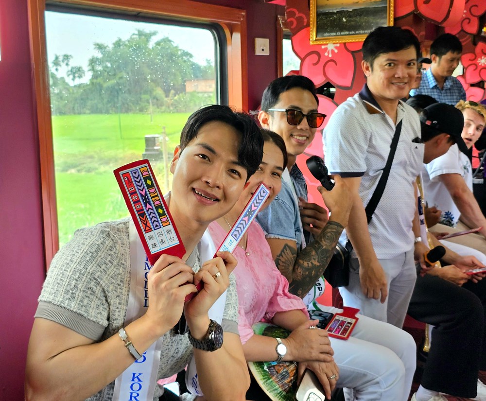 Th&iacute; sinh Hoa hậu v&agrave; Nam vương thể h&igrave;nh thế giới trải nghiệm t&agrave;u hỏa du lịch- Ảnh 3.