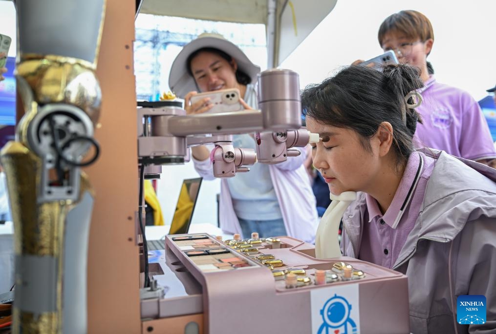 Tận mắt xem robot pha c&agrave; ph&ecirc;, chơi đ&agrave;n v&agrave;... l&agrave;m đẹp! - Ảnh 5.