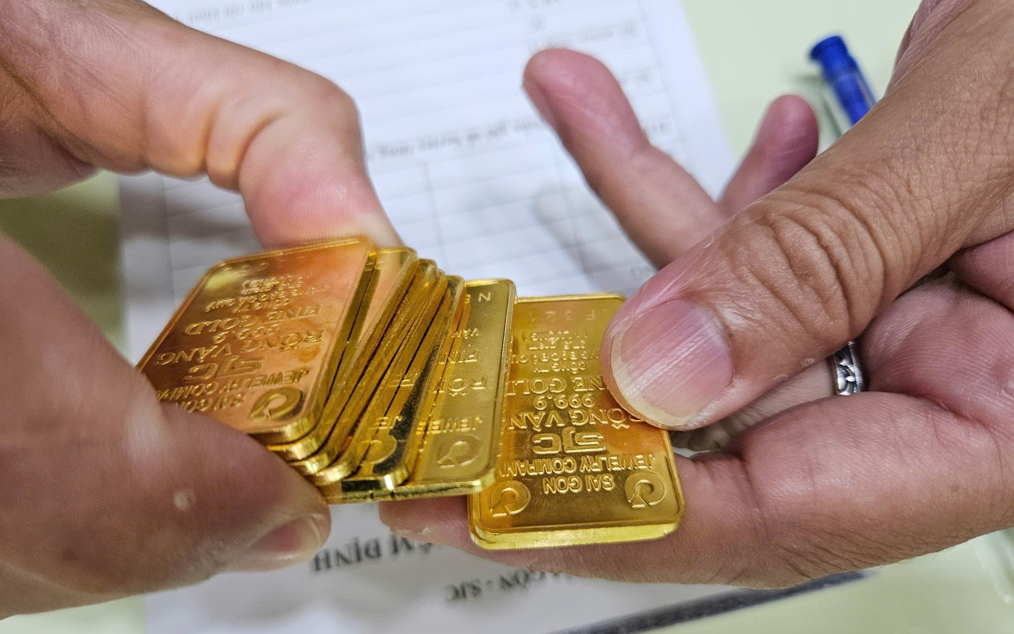Gi&aacute; v&agrave;ng h&ocirc;m nay, 7-6: Tiếp tục lao dốc - Ảnh 2.