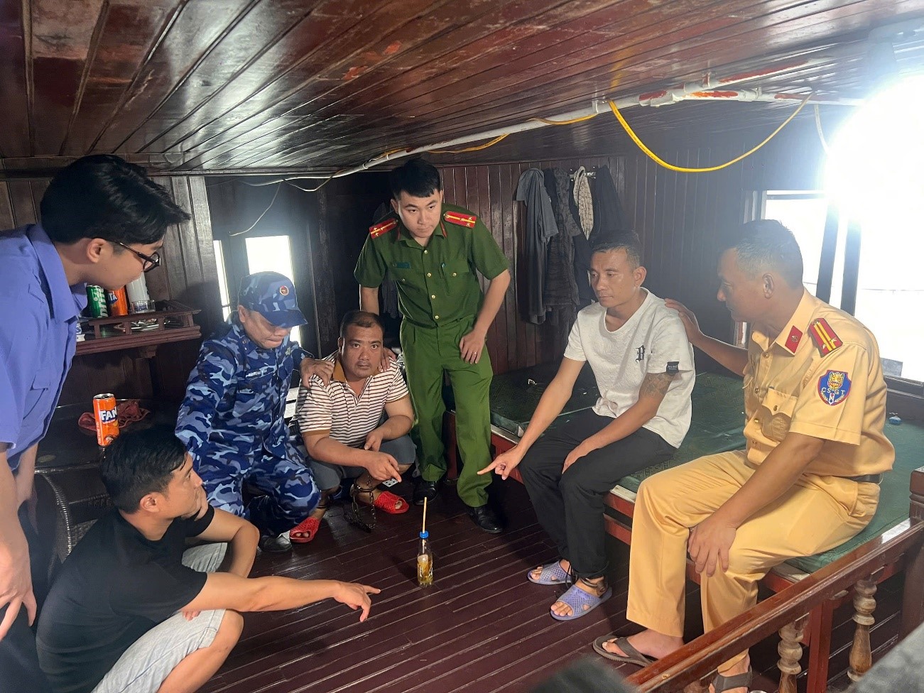 Thuyền trưởng, thủy thủ t&agrave;u du lịch c&ugrave;ng nhau "chơi" ma t&uacute;y tr&ecirc;n t&agrave;u- Ảnh 1.
