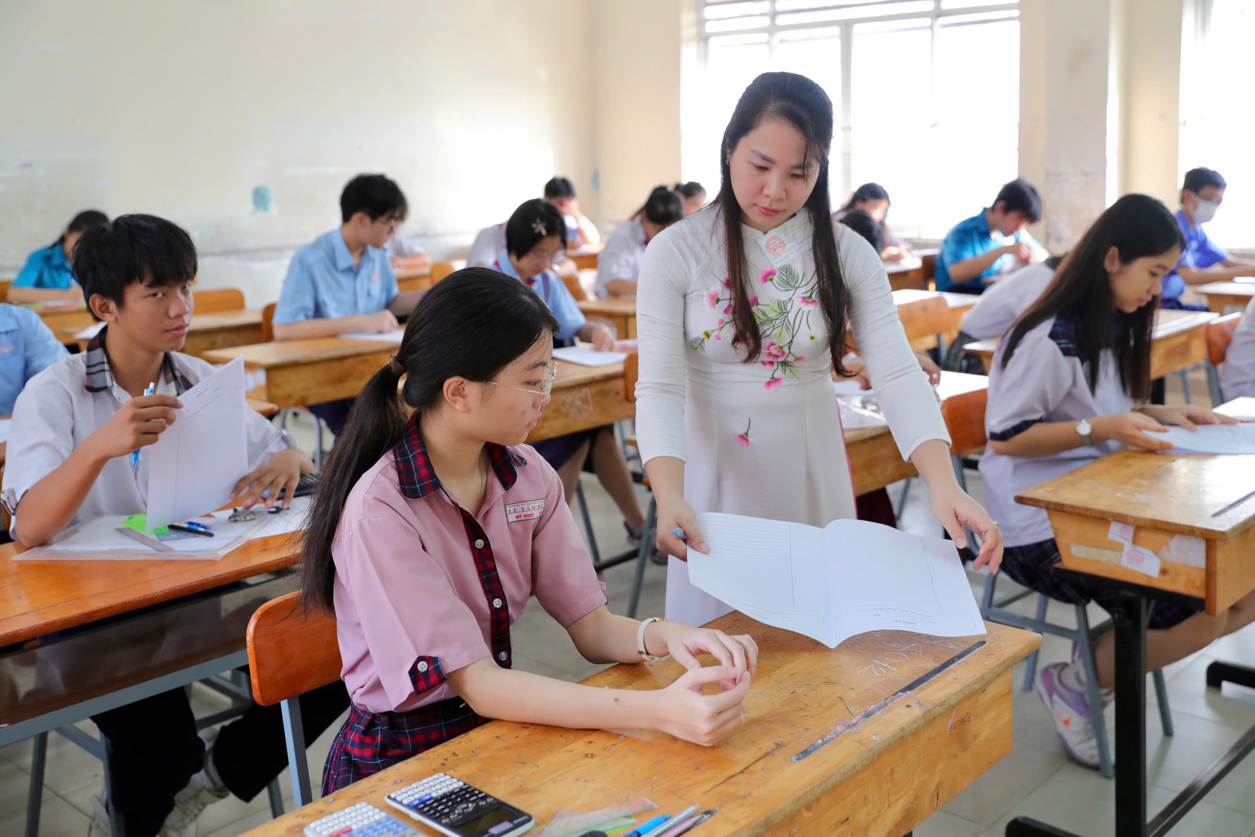 Ngữ văn và tiếng Anh "dễ thở", thí sinh lo toán khó - Ảnh 2.