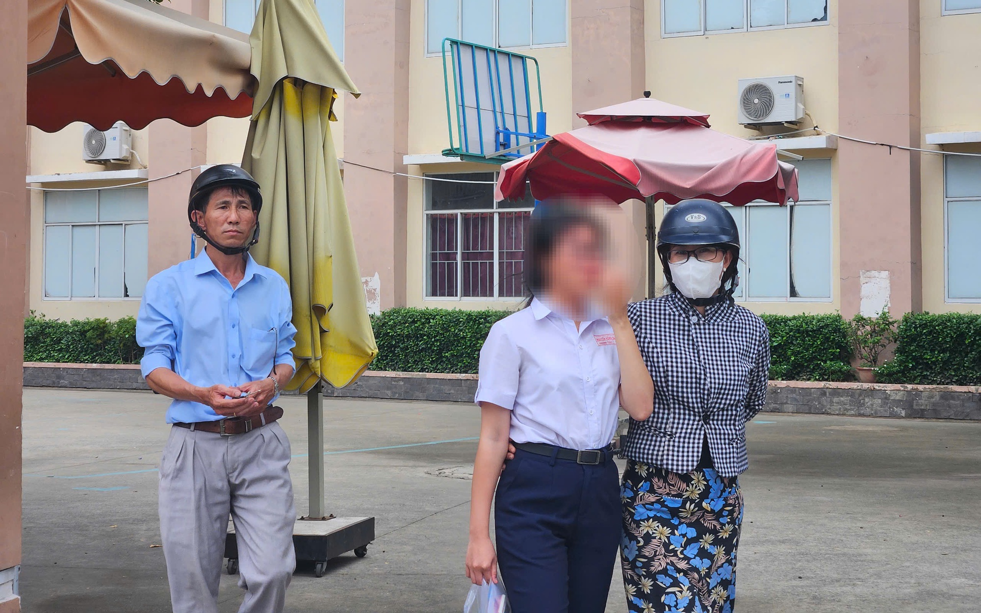 Thi lớp 10: Kết thúc thi môn toán, nhiều thí sinh ở TP HCM bật khóc