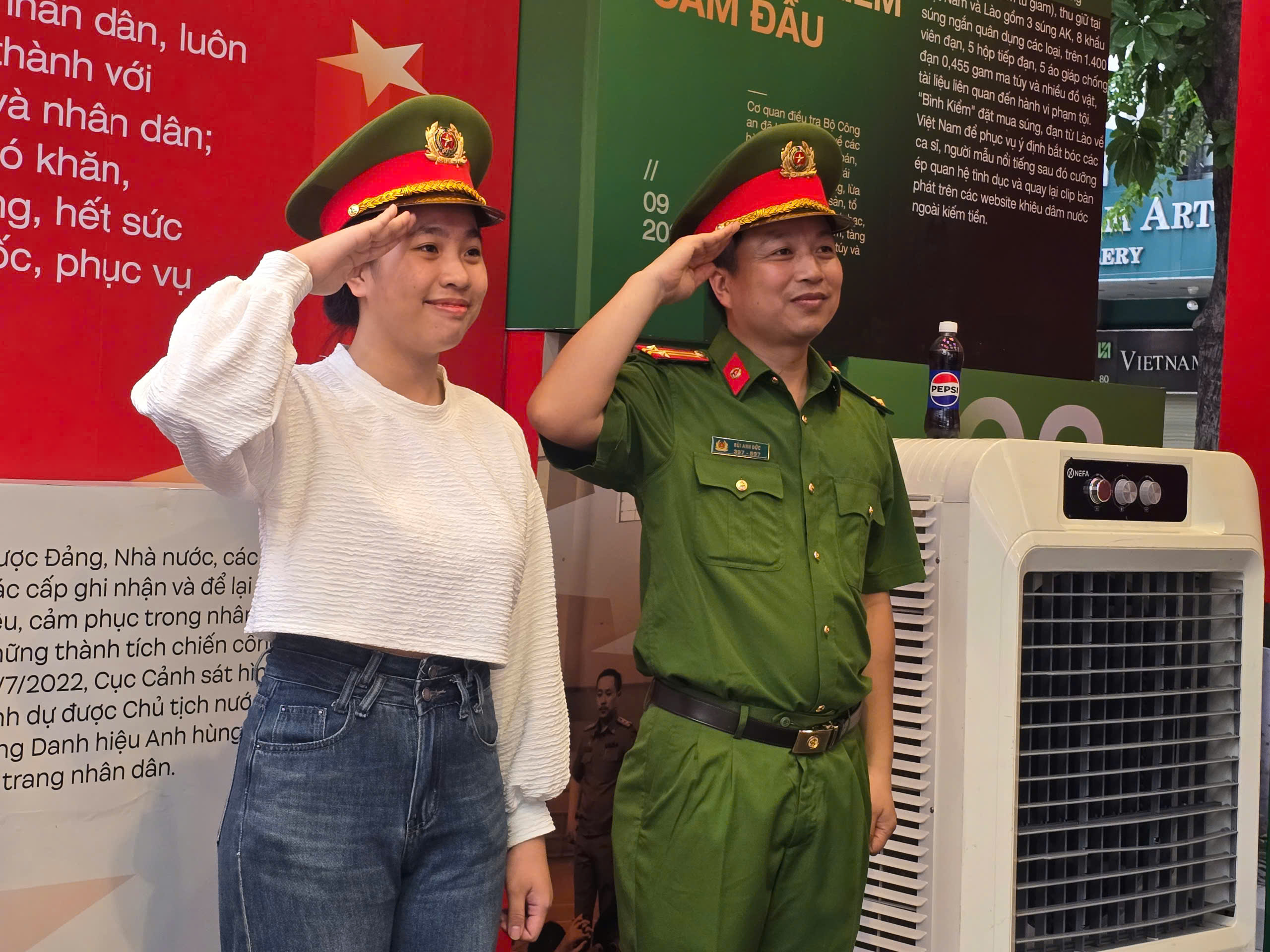 Phố đi bộ Nguyễn Huệ “nóng” lên từng phút, dòng người thi nhau đổ về - Ảnh 8.