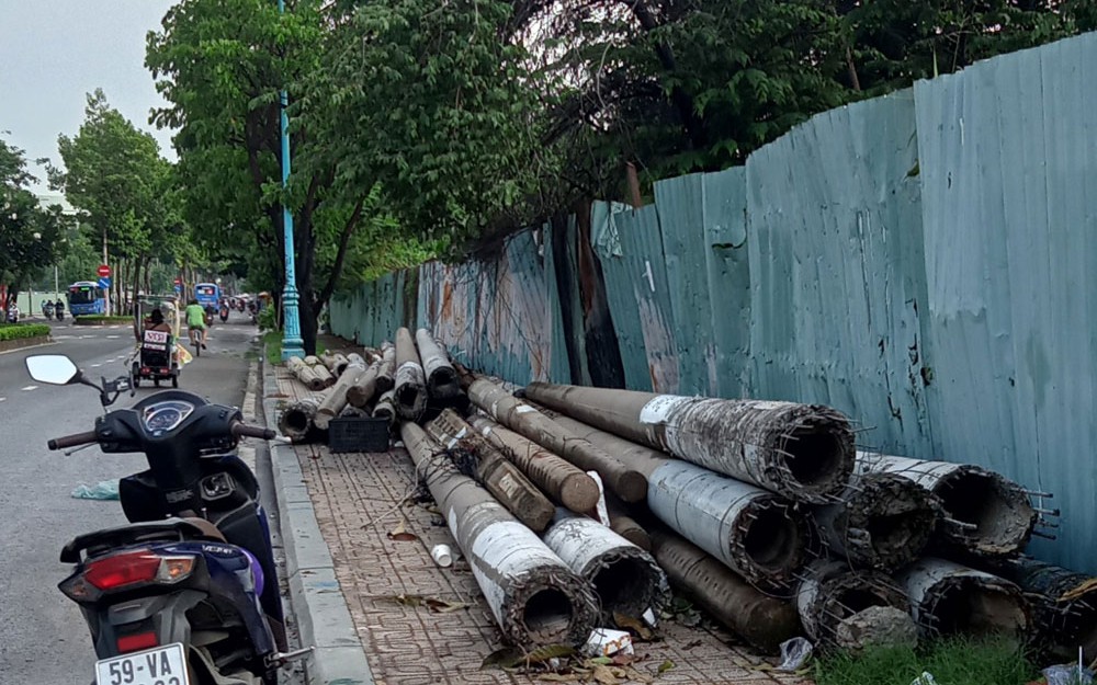 Trụ điện choán vỉa hè