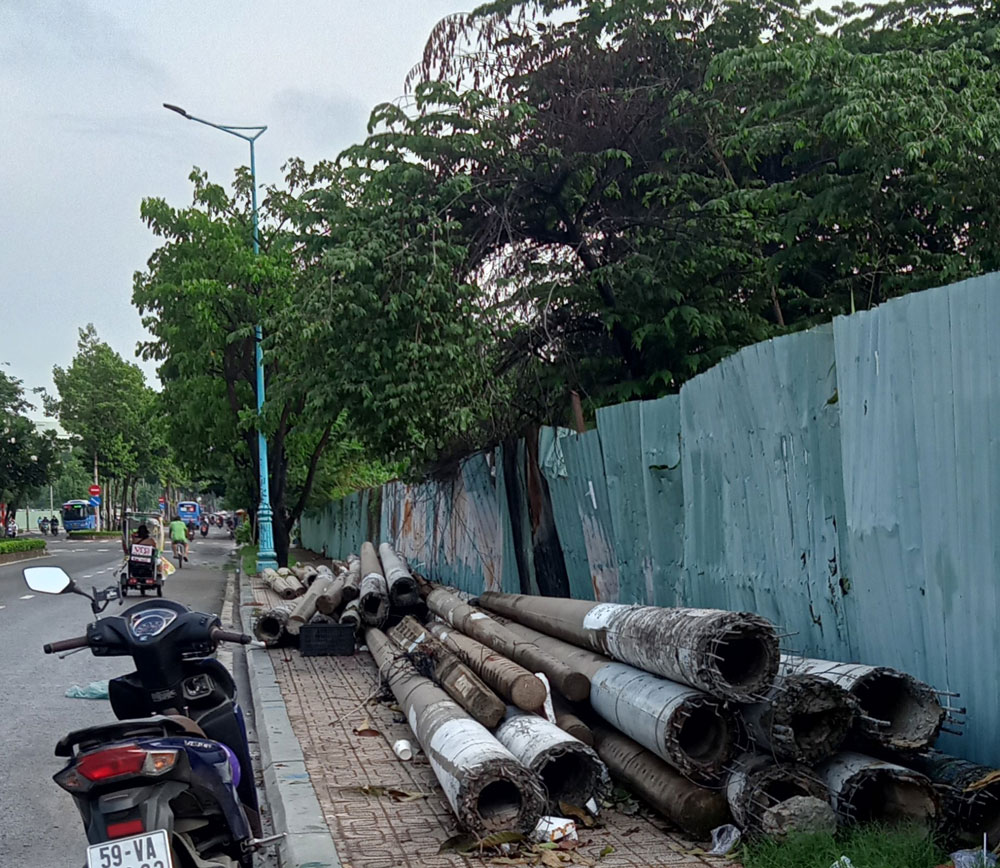 Trụ điện choán vỉa hè- Ảnh 1.