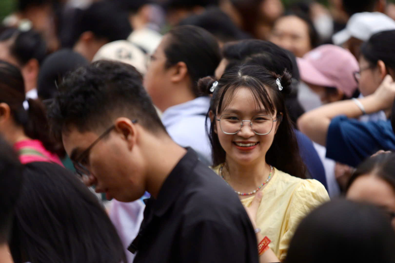 Phố đi bộ Nguyễn Huệ “nóng” lên từng phút, dòng người thi nhau đổ về - Ảnh 5.