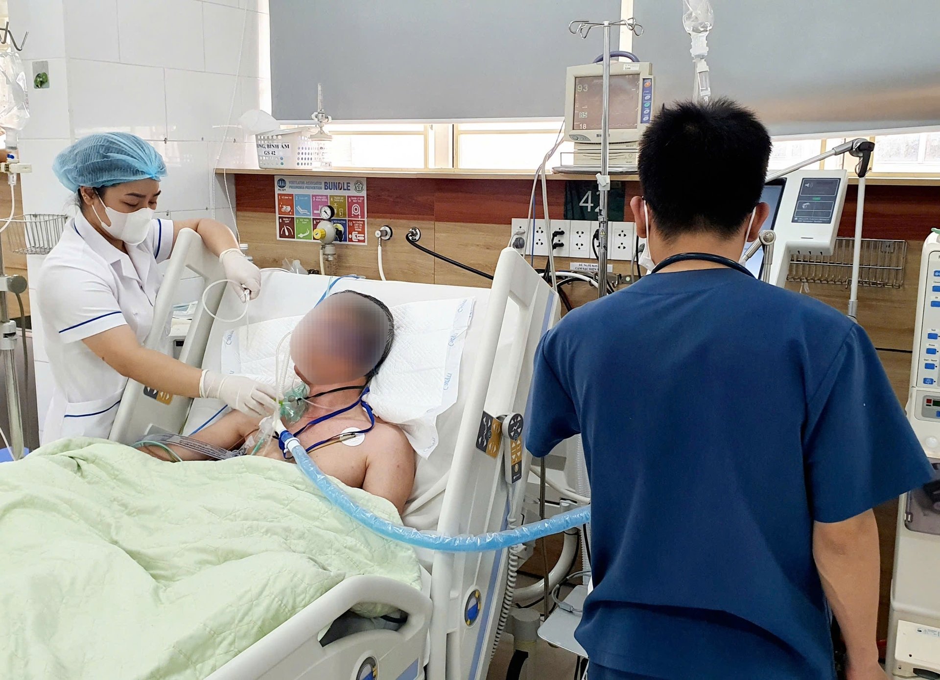 Sau khi ngậm cồn s&aacute;t tr&ugrave;ng chữa đau răng, người đ&agrave;n &ocirc;ng chảy m&aacute;u n&atilde;o, h&ocirc;n m&ecirc;- Ảnh 1.