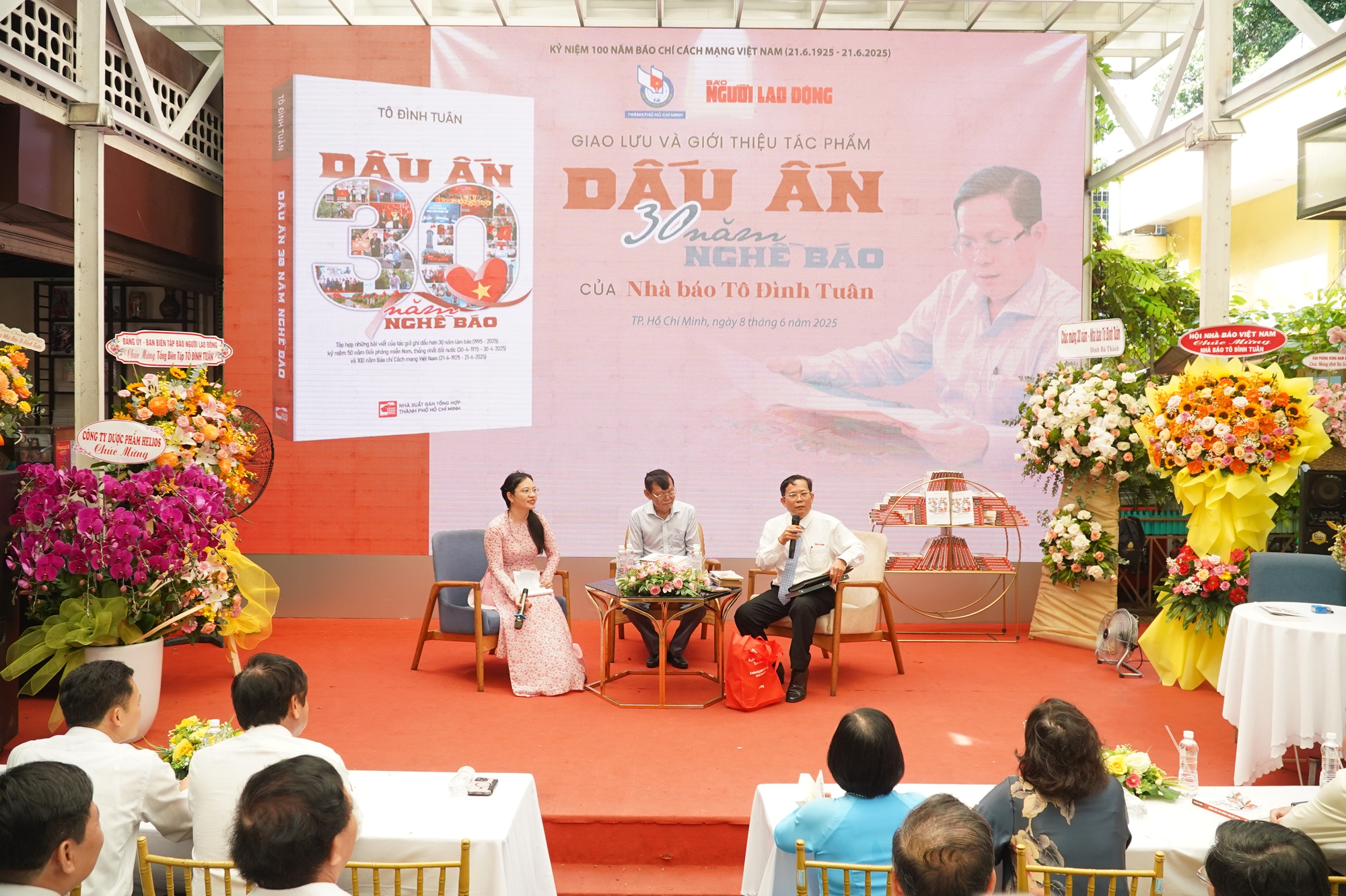 Nhiều l&atilde;nh đạo, đồng nghiệp, bạn đọc ch&uacute;c mừng nh&agrave; b&aacute;o T&ocirc; Đ&igrave;nh Tu&acirc;n- Ảnh 1.
