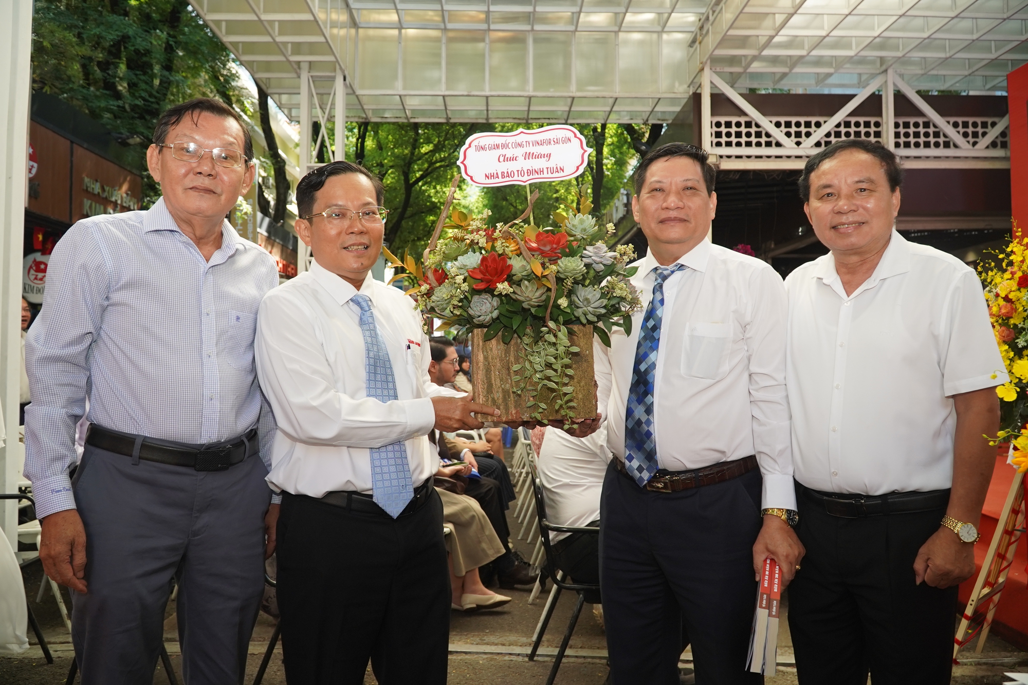 Nhiều lãnh đạo, đồng nghiệp, bạn đọc chúc mừng nhà báo Tô Đình Tuân- Ảnh 2.