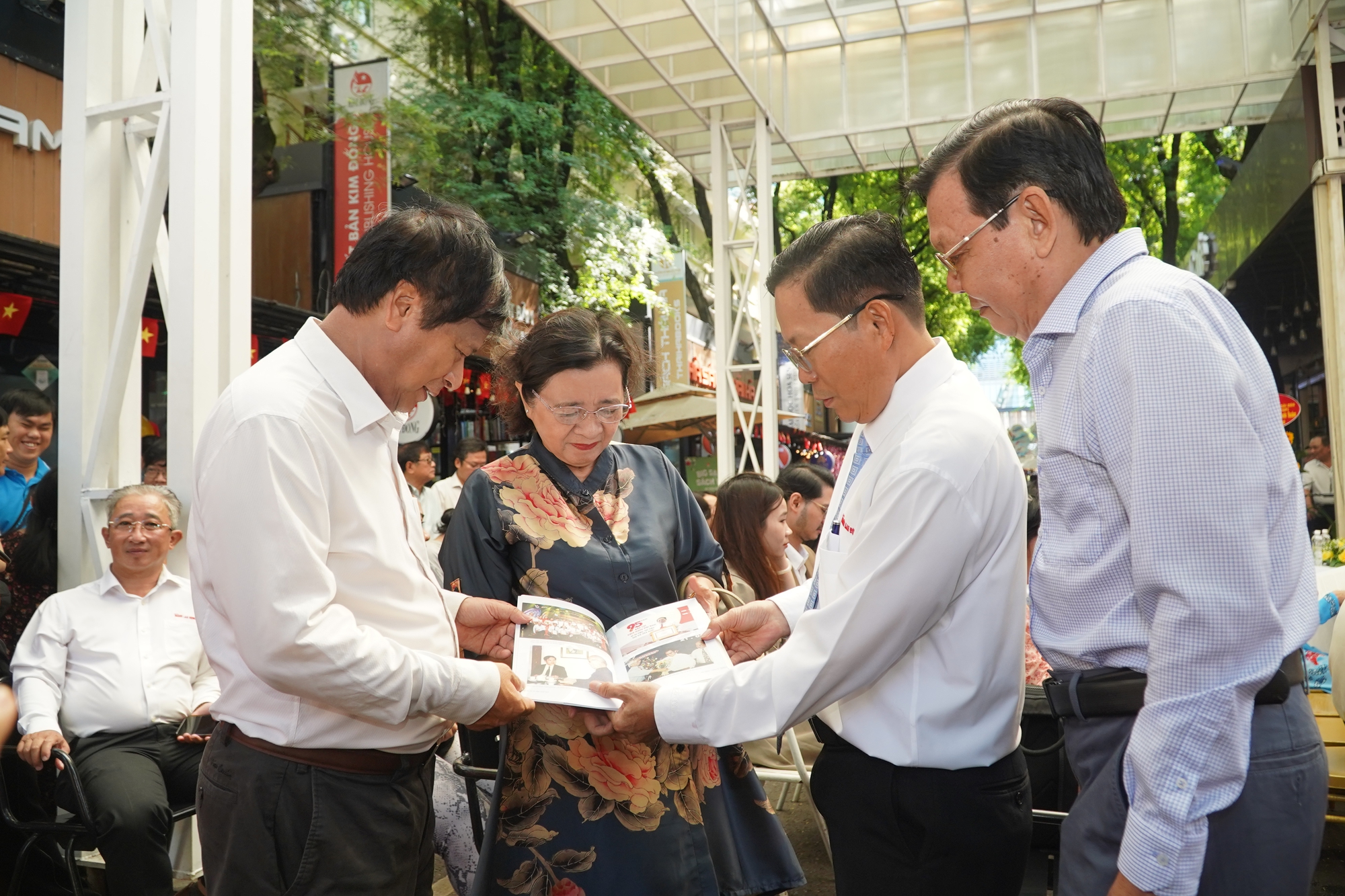 Nhiều lãnh đạo, đồng nghiệp, bạn đọc chúc mừng nhà báo Tô Đình Tuân- Ảnh 4.