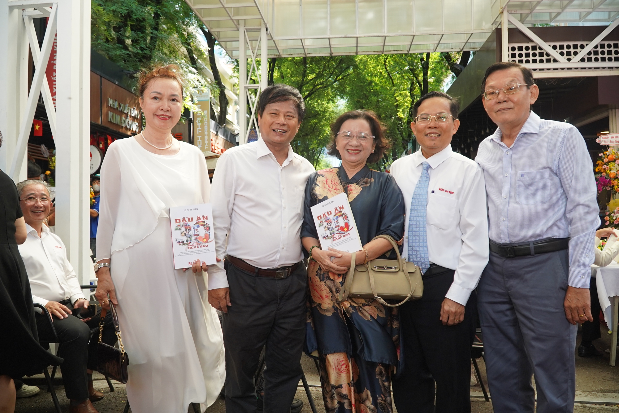 Nhiều lãnh đạo, đồng nghiệp, bạn đọc chúc mừng nhà báo Tô Đình Tuân- Ảnh 3.