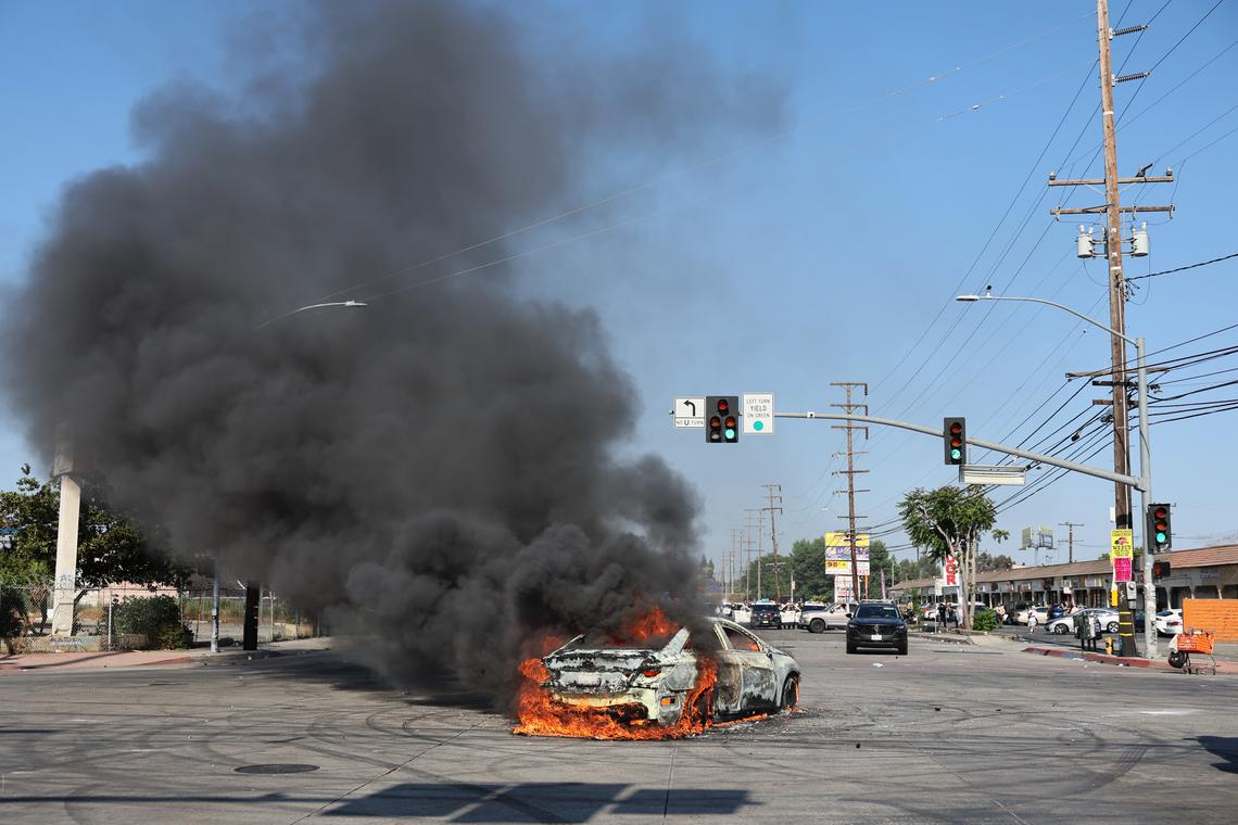 Mỹ: Vì sao biểu tình nổ ra tại Los Angeles, California? - Ảnh 3.
