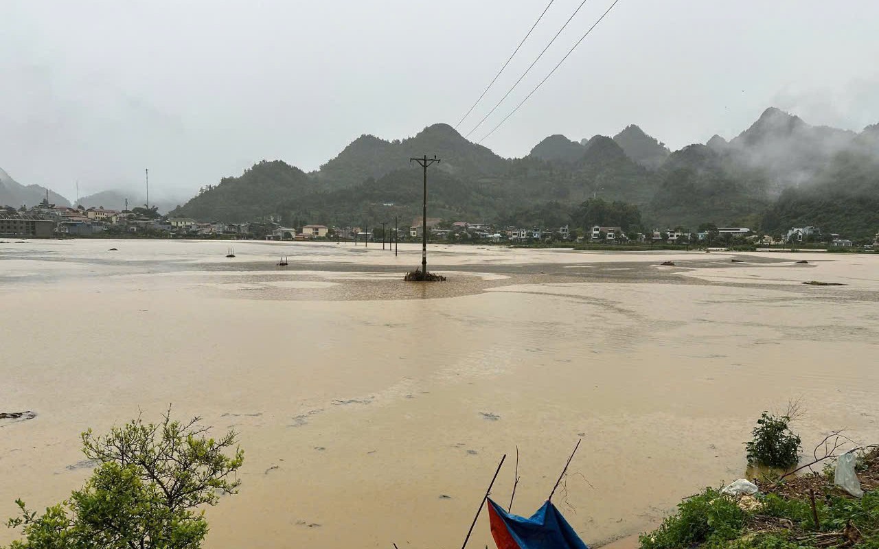 2 người chết, mất tích vì sét đánh, lũ cuốn
